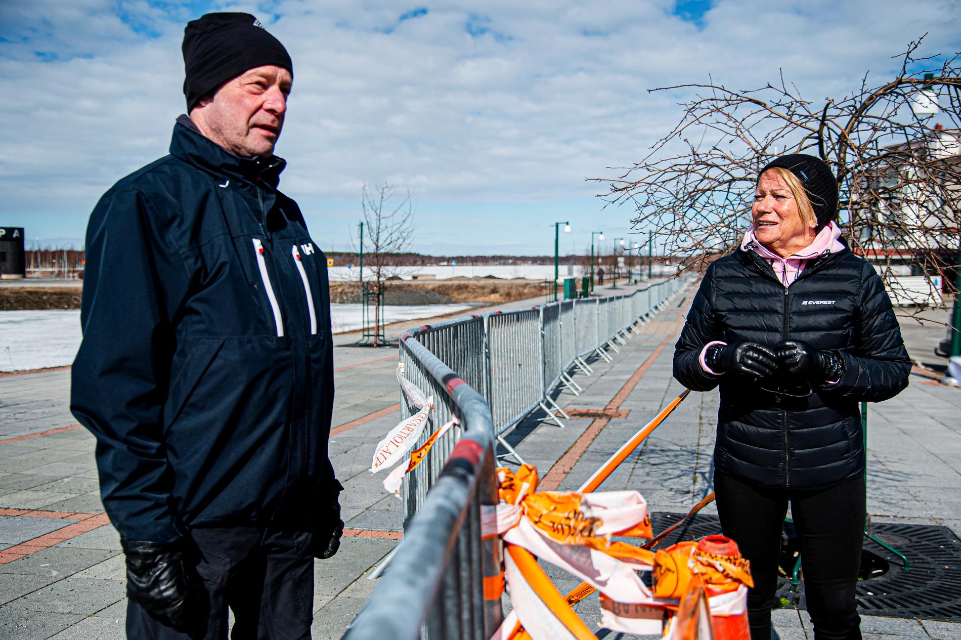 Pensionärerna och det före detta paret Ulf Sandberg och Helena Keveri möts vid avspärrningarna på gränsen mellan Haparanda och Torneå. 