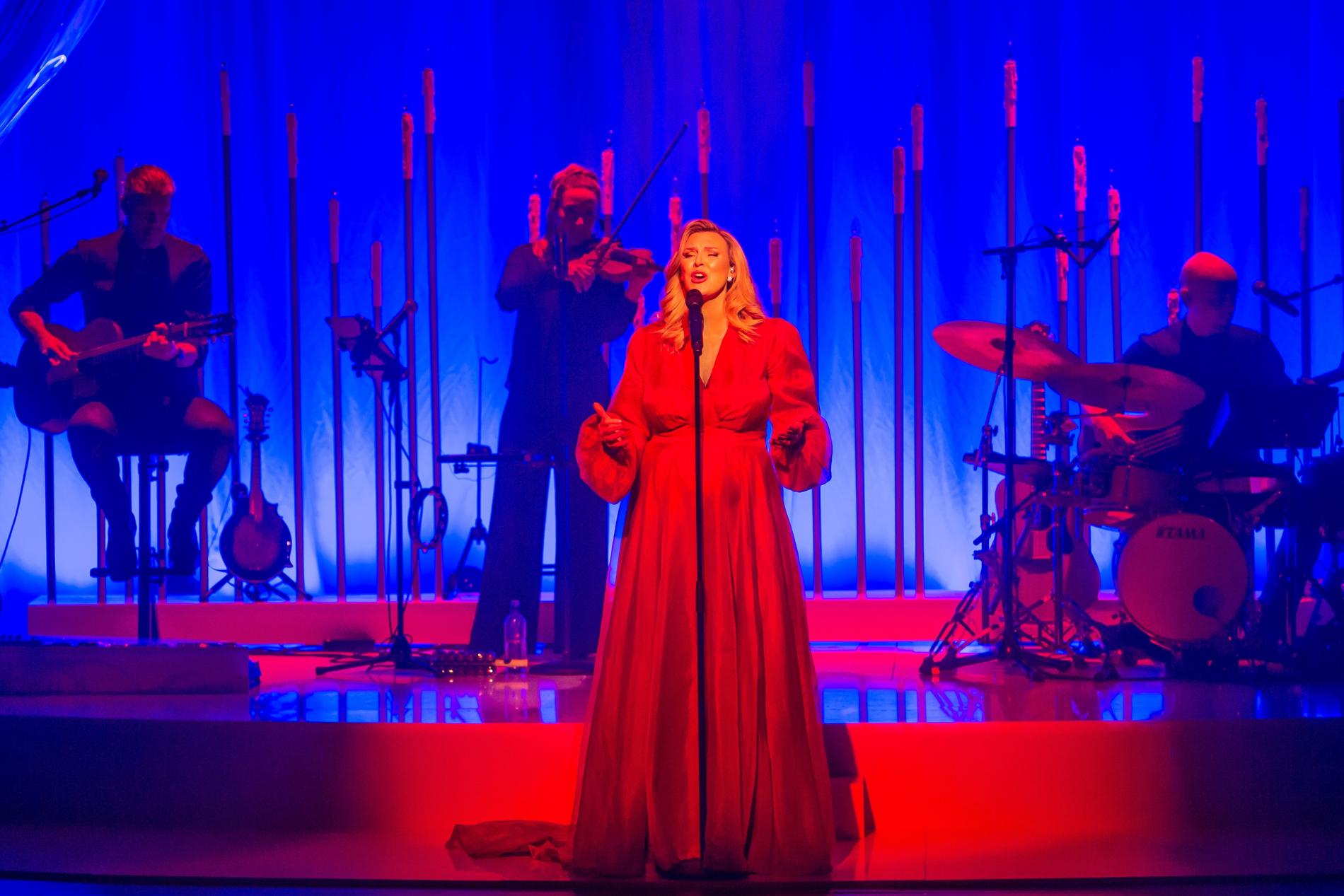 Sanna Nielsen firar 25 år som artist med julkonserten ”Min sanna jul”. Turnén når 20 svenska städer. 