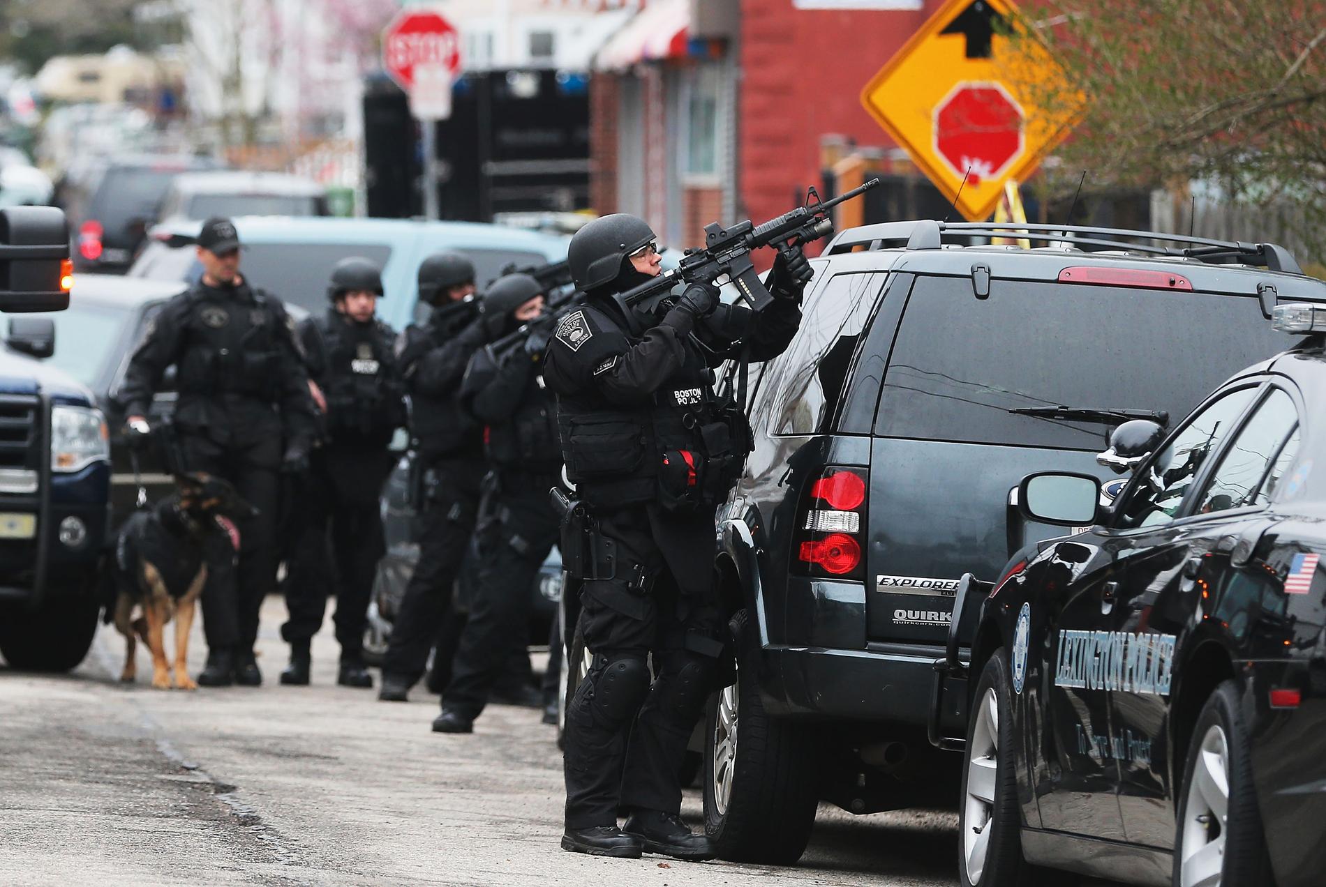 Tungt beväpnad polis i Watertown, Boston.