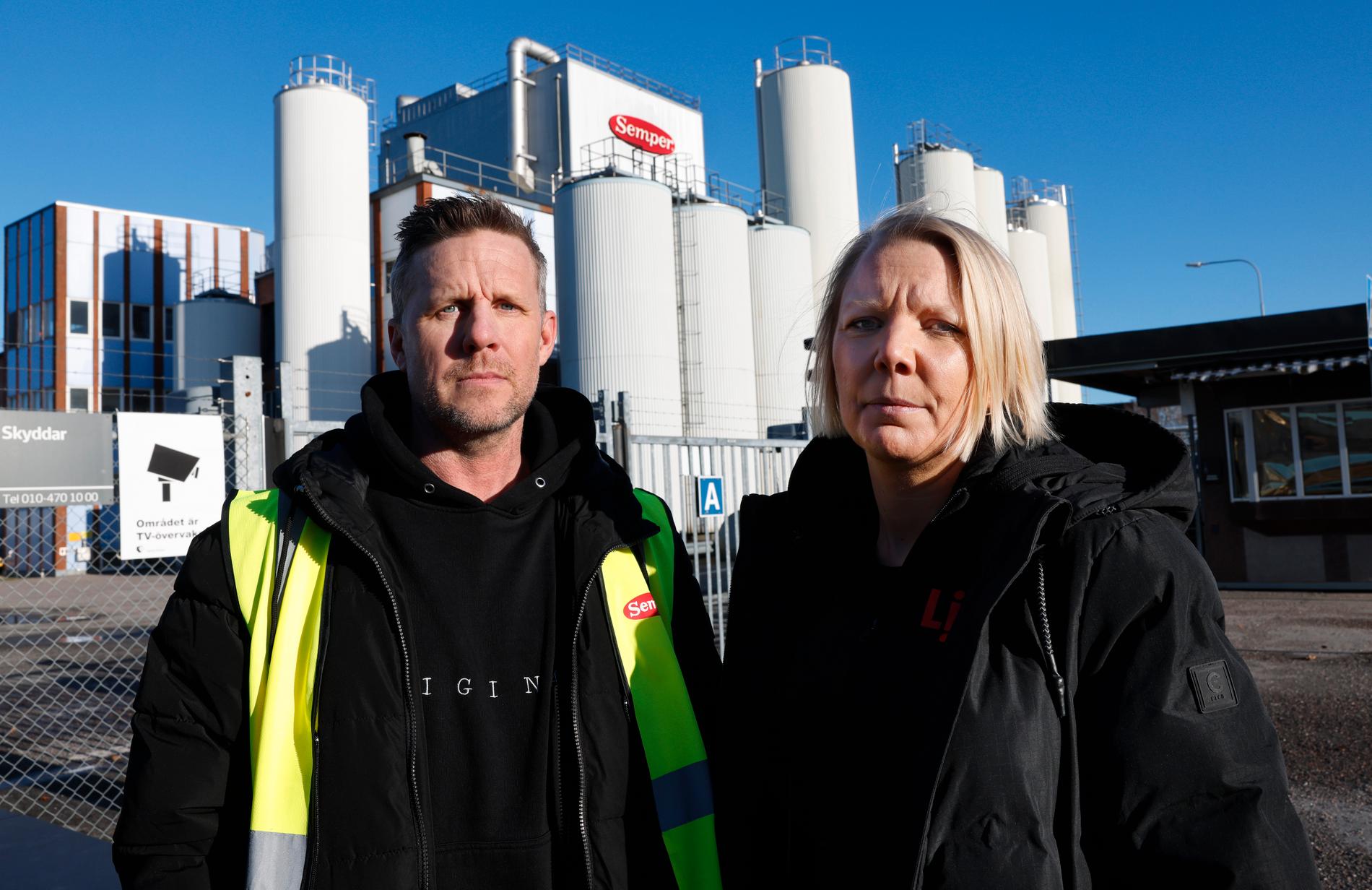 Stämningen på Semper i Götene är dämpad efter beskedet att fabriken ska läggas ner. – Det är den sista fabriken av det här slaget i Sverige som nu försvinner, säger Robert Buder, här bredvid Anna Widell på Livsmedelsarbetarförbundet.