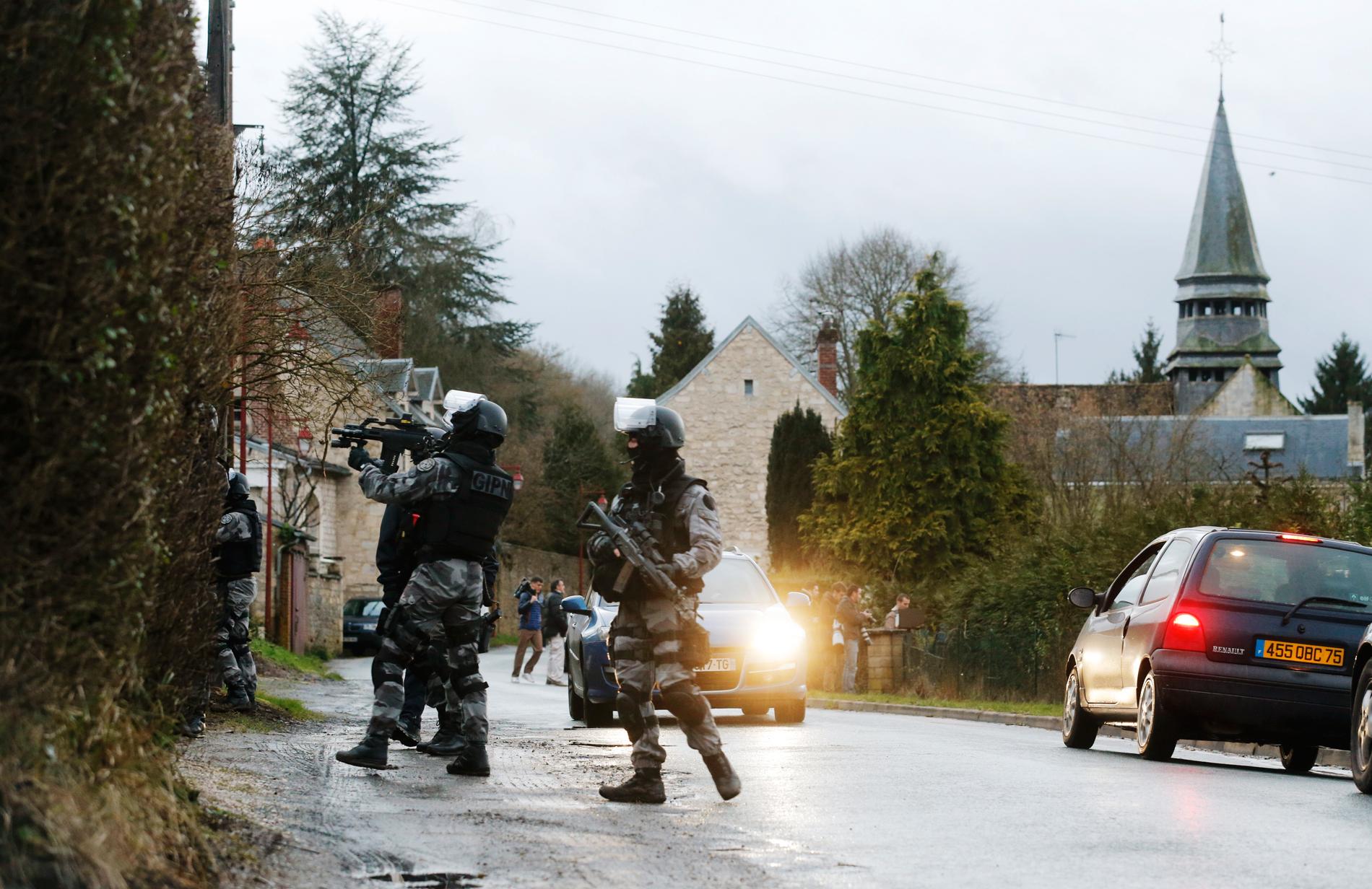 Tungt beväpnad Fransk polis i Corcy, nordväst om Paris.