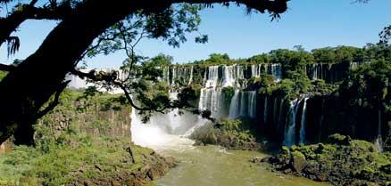 22 april ”Iguazufloden bildar gränsen mellan Argentina och Brasilien och längs floden finns mängder av vattenfall. Vi åkte både helikopter ut över fallen och runt på floden i en gummibåt för att fotografera och uppleva fallen på nära håll. Men båtfärden gick nog mer ut på att föraren skulle få chansen att blöta ner oss så mycket han kunde!”