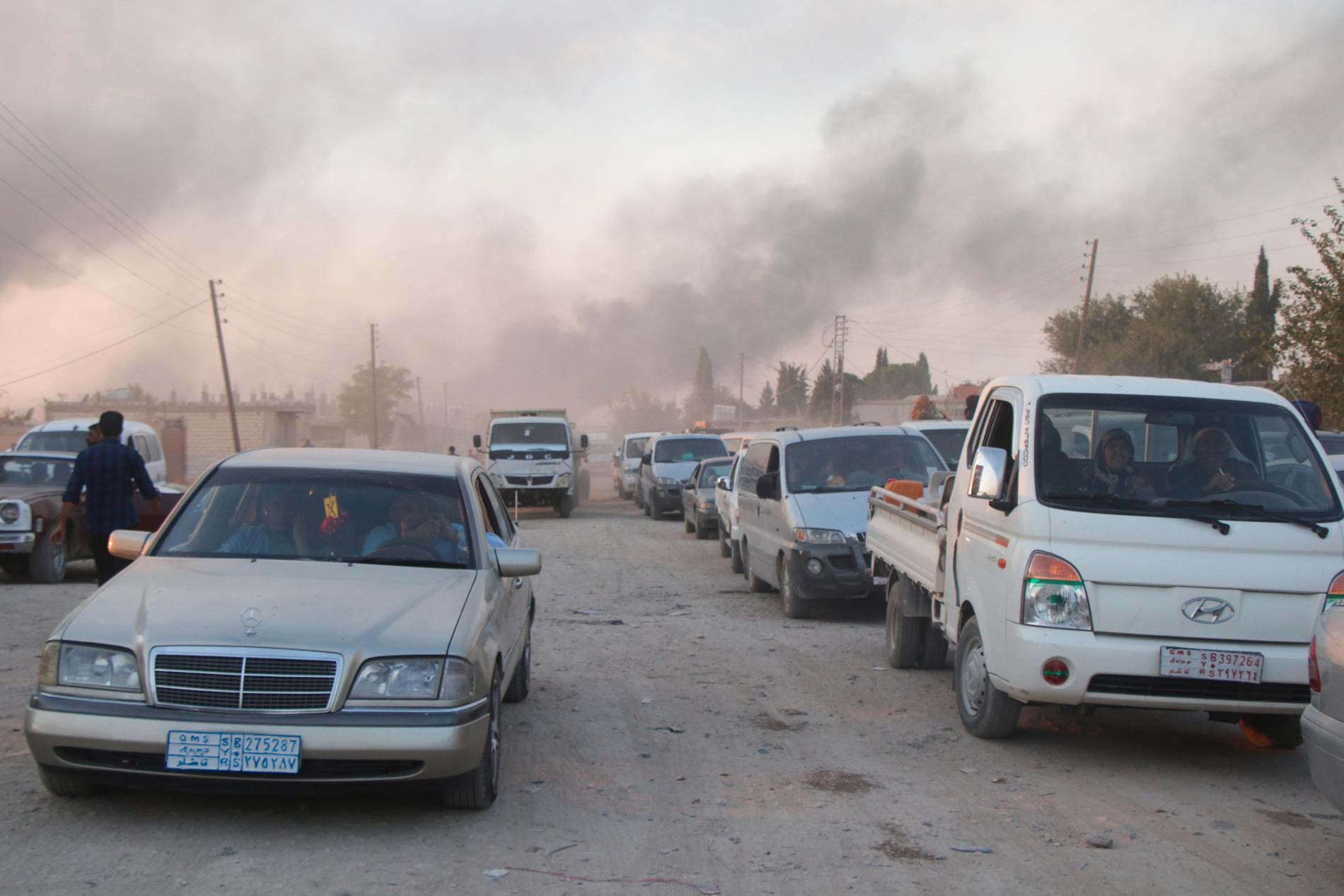 Syriska medborgare flyr när turkiska styrkor drar in i landet.