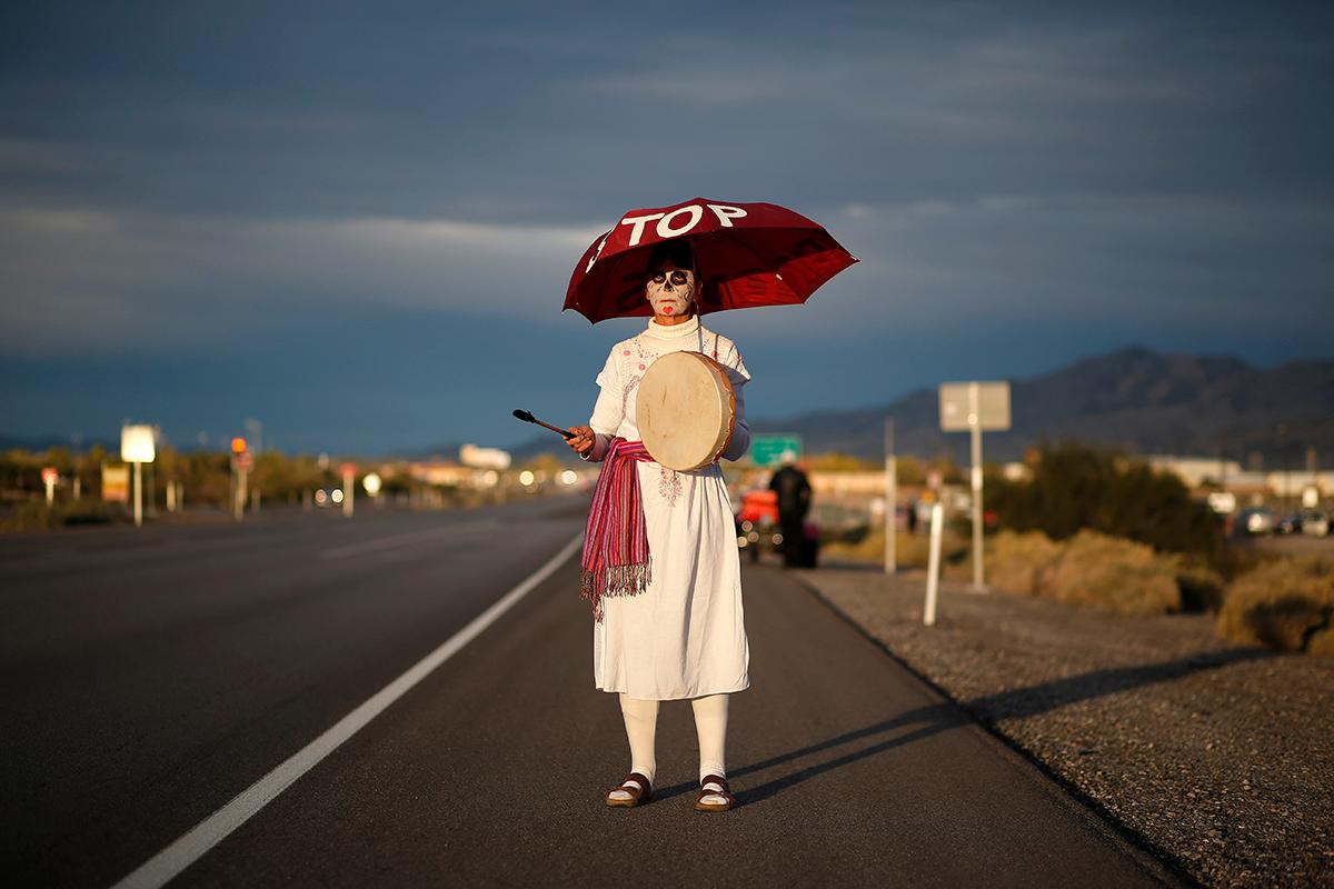 Indian Springs, USA: Toby Blome står utanför Creech Air Force Base i Nevadaöknen för att protestera mot USA:s krigsföring med obemmanade drönare som styrs från militärbasen.