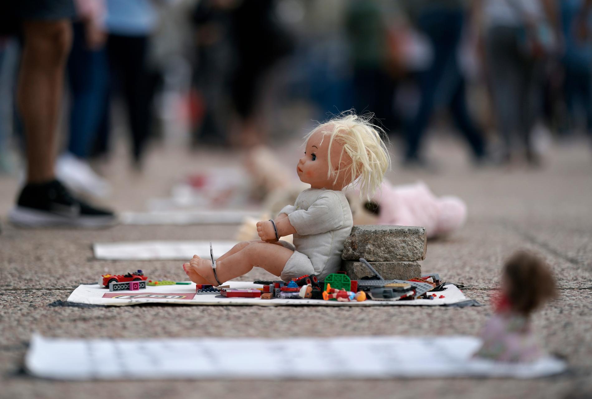 En fastbunden docka sitter utanför konstmuseet i Tel Aviv för att visa solidaritet med dem som tagits gisslan av terrorstämplade Hamas.