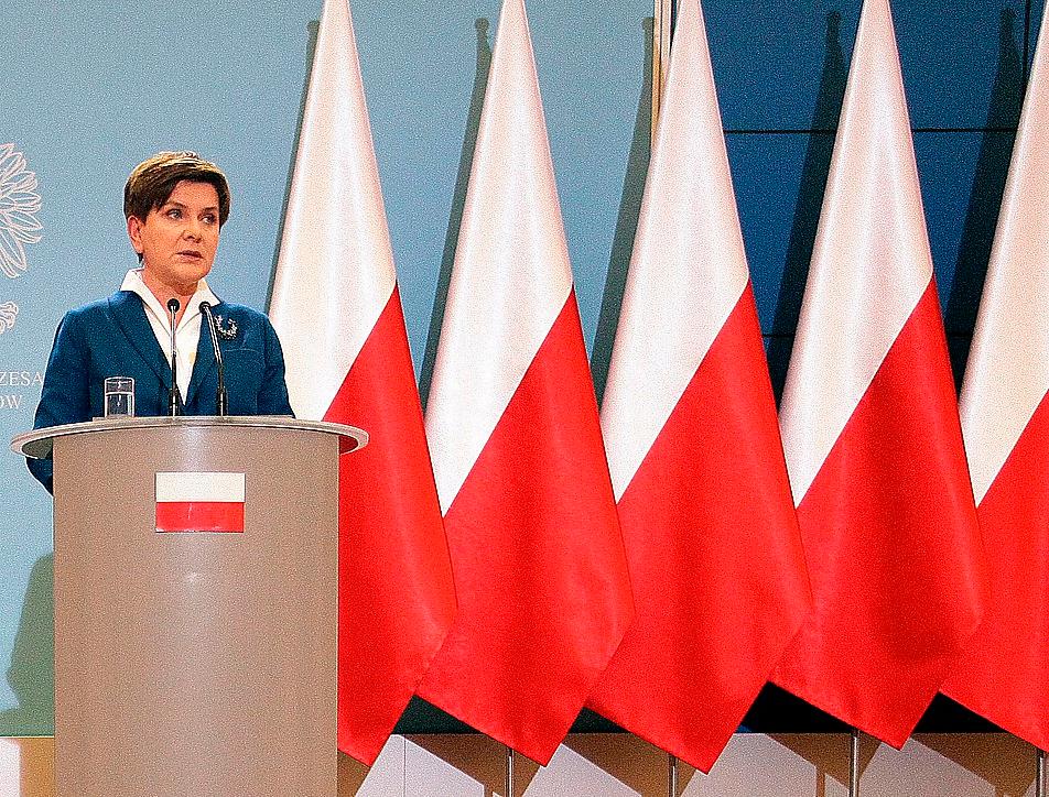 ”EU-flaggan – bara en trasa”  Polens nya premiärminister Beata Szydlo har slängt ut EU-flaggorna från regeringskansliets podium. Hennes 
föregångare Ewa Kopacz höll sina tal framför en blandning av EU-flaggor och polska flaggor.