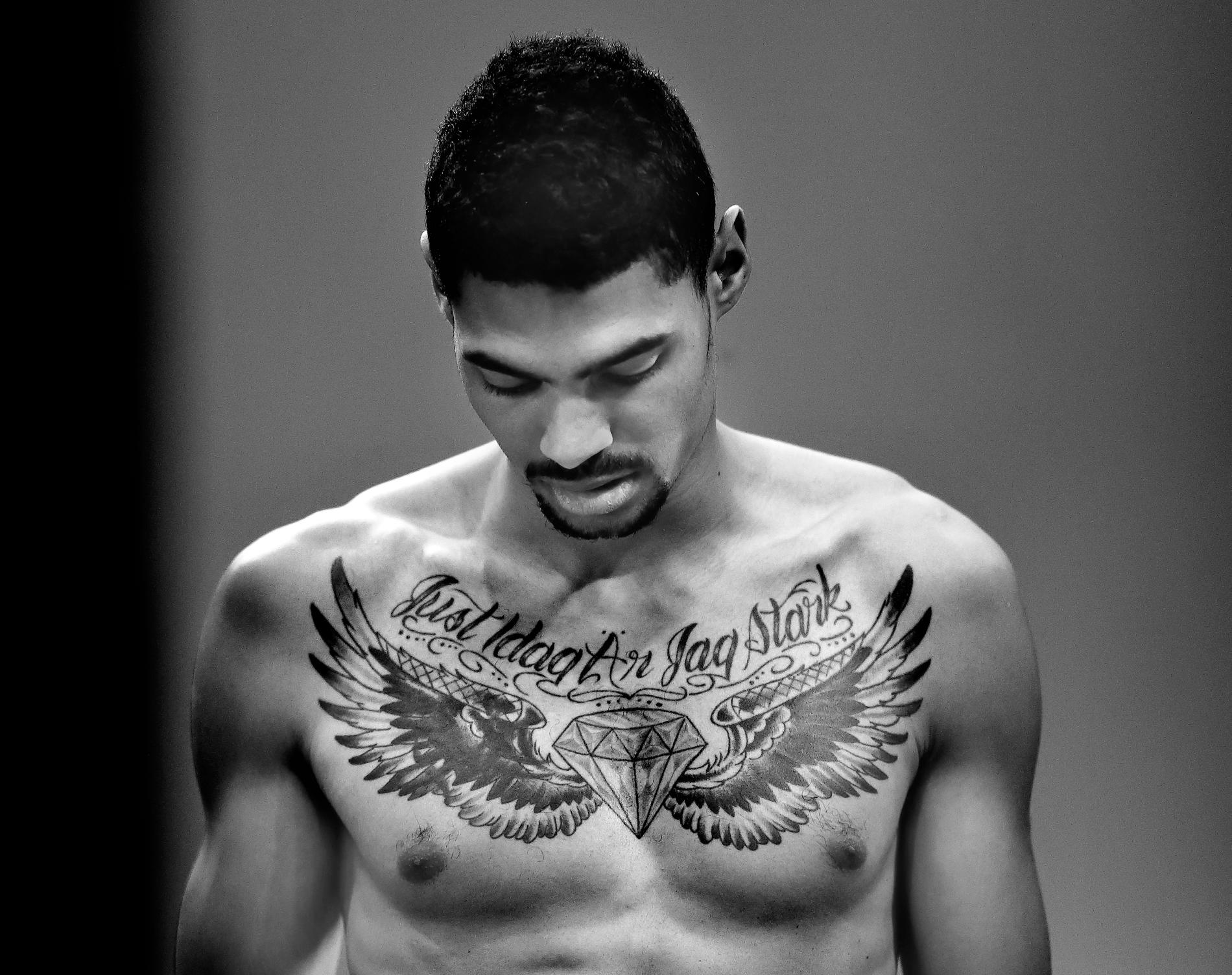 Michel Tornéus visar upp sin tatuering med orden ”just idag är jag stark”