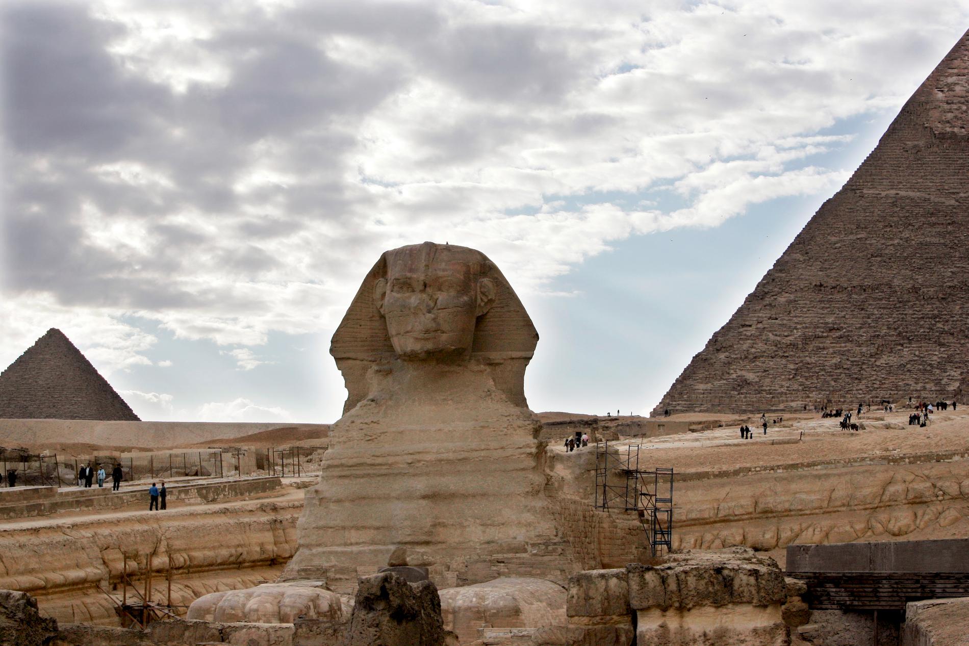 Några av de mest kända kvarlevorna från det forna Egypten är pyramiderna och sfinxen i Giza utanför Kairo