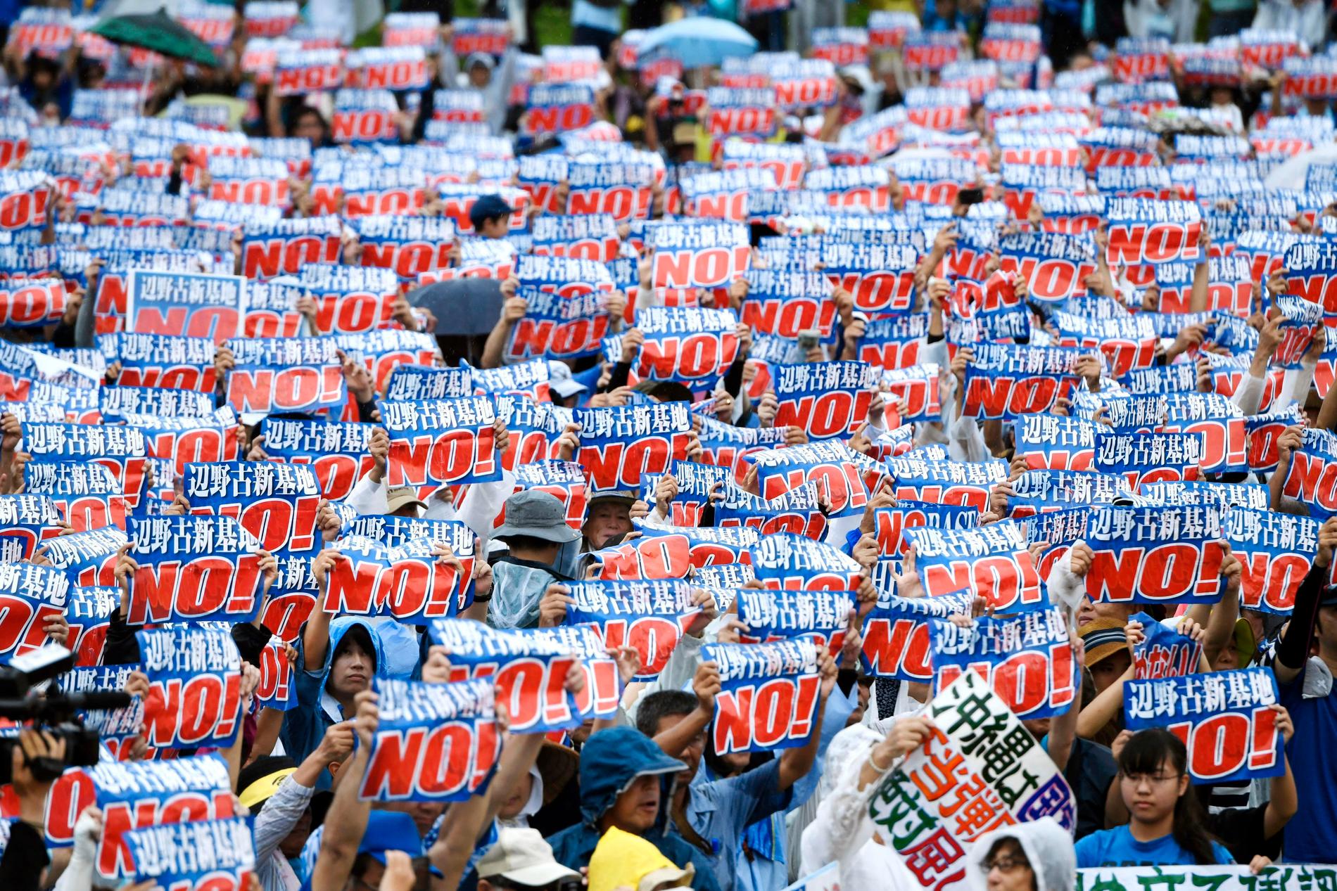 En demonstration på Okinawa den 11 augusti mot den amerikanska flygbasen på ön.