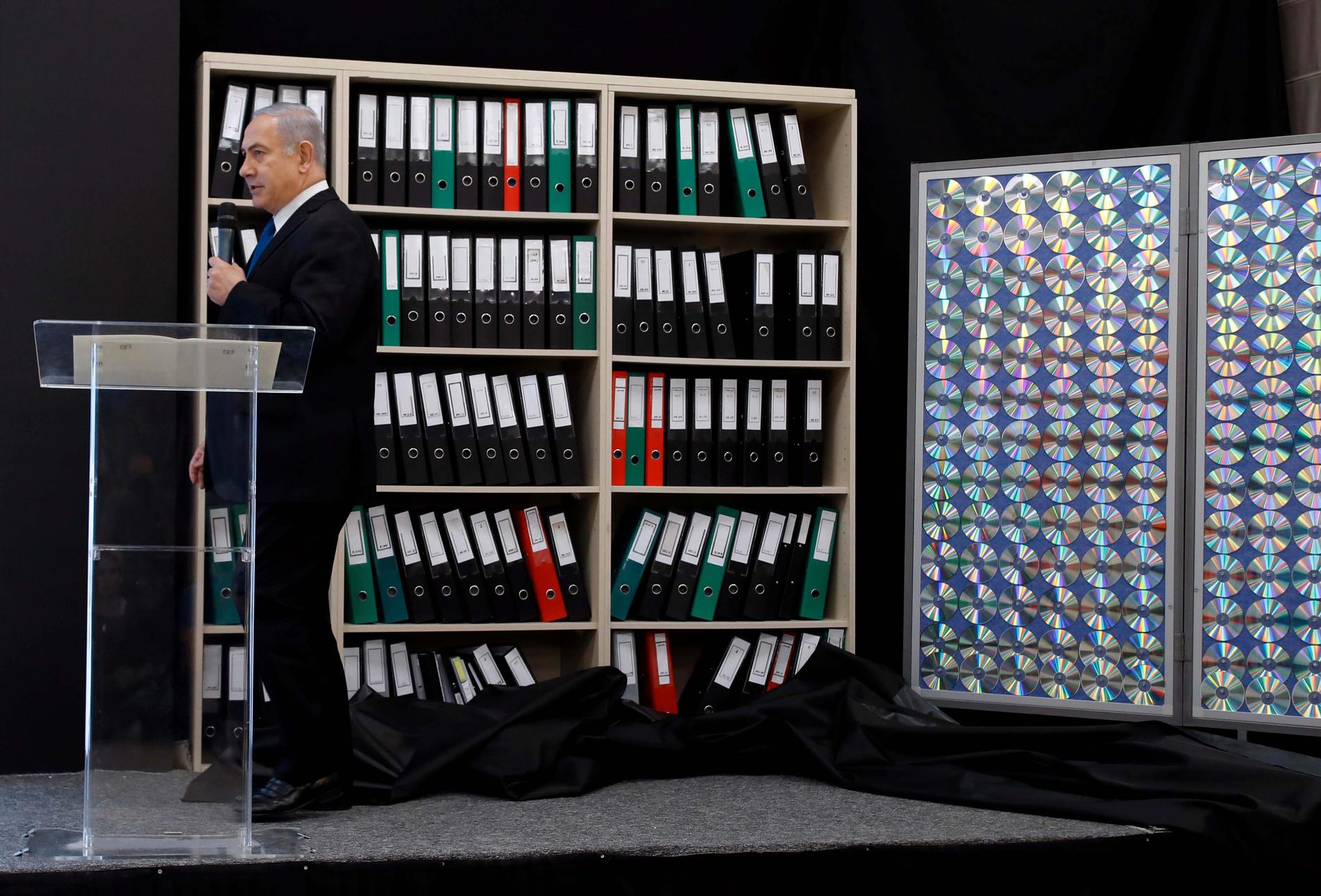 Israels premiärminister Benjamin Netanyahu säger att han har bevis för att Iran har ett hemligt kärnvapenprogram. Här visar Netanyahu upp pärmar och CD skivor under sin presskonferens.
