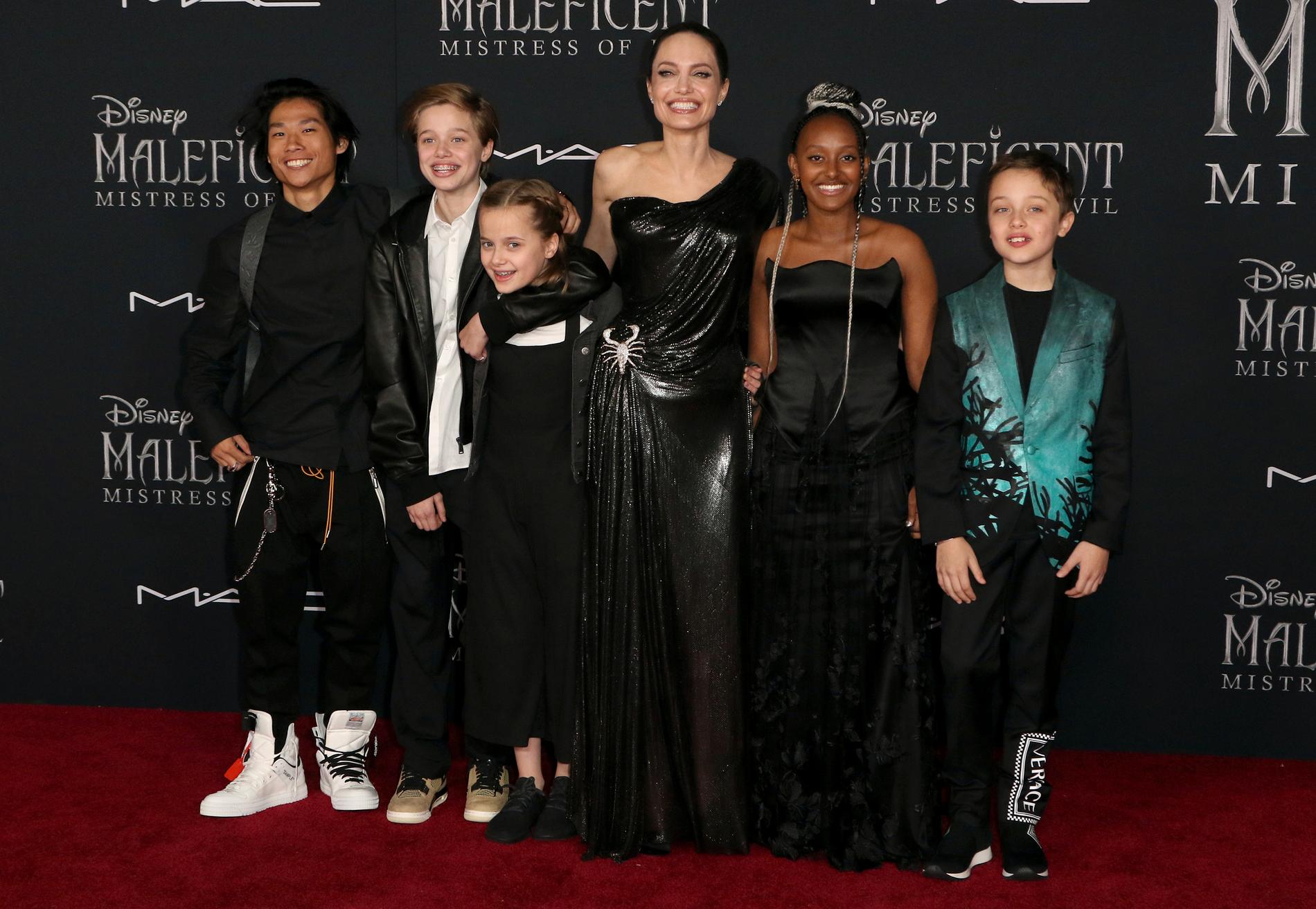 Angelina Jolie tillsammans med barnen Pax, Shiloh, Vivienne, Zahara and Knox.