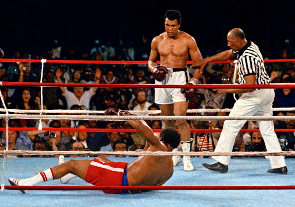 GODNATT, GEORGE I åttonde ronden i ”The Rumble in the Jungle” 1974 fick Muhammad Ali in en serie träffar och George Foreman gick i golvet. Cirka 70 000 människor påstås ha varit på plats i Kinshasa.