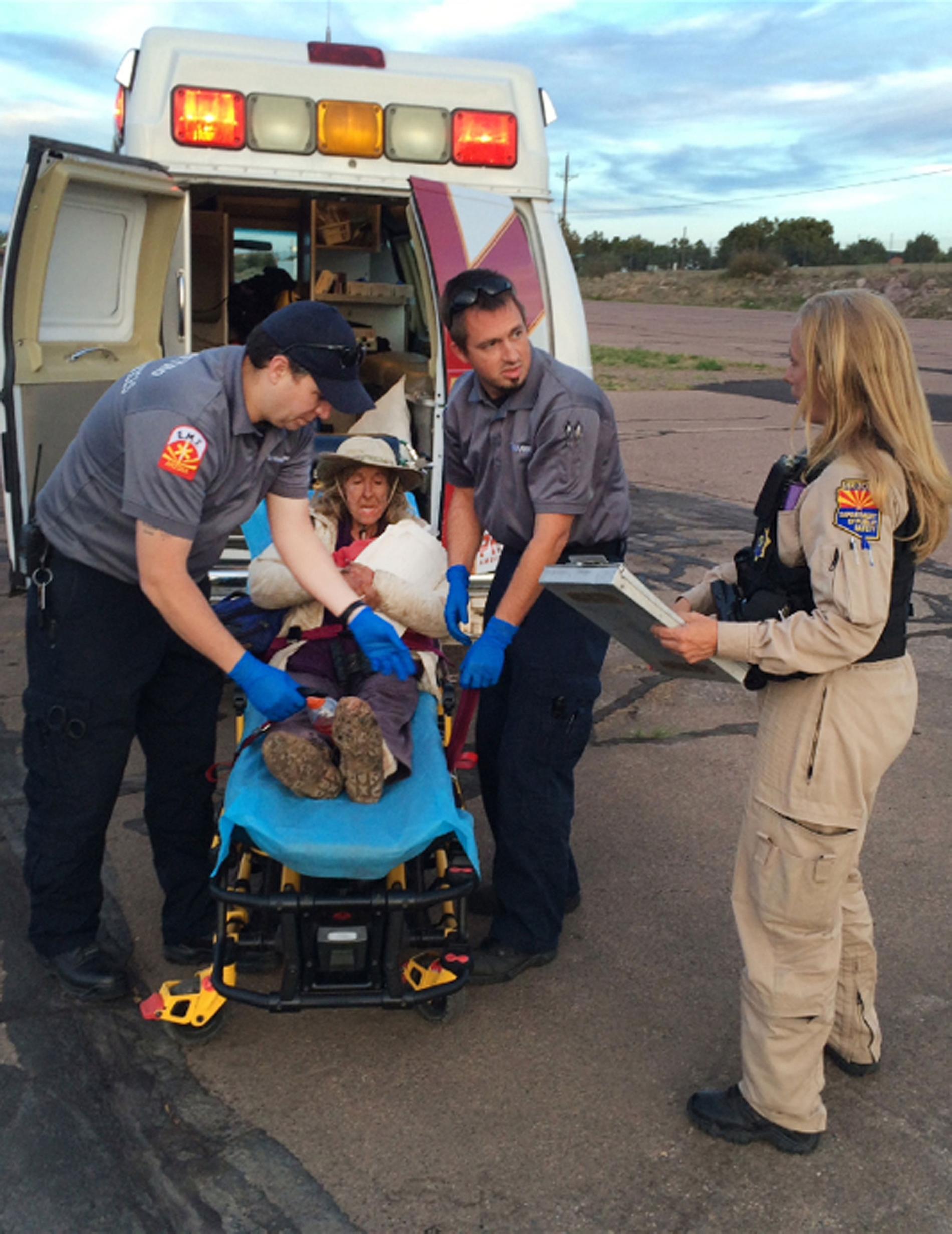 Efter nio dagar i skogen kunde Ann Rodgers, 72, räddas i lördags 9 april. Här tas hon omhand av ambulanspersonal från Arizona Department of Public Safety.