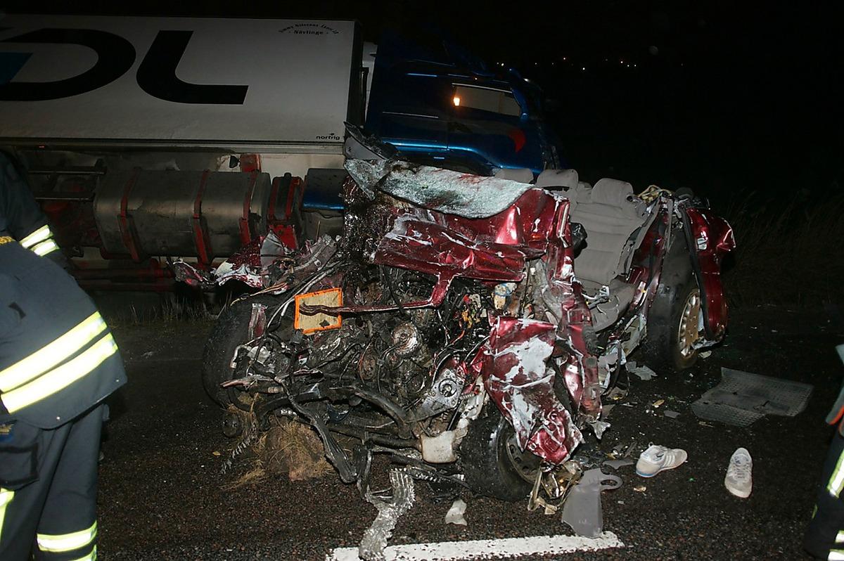 17 JANUARI  Bilen kilades fast under lastbilen och släpades med flera hundra meter. En 30-åring omkom.