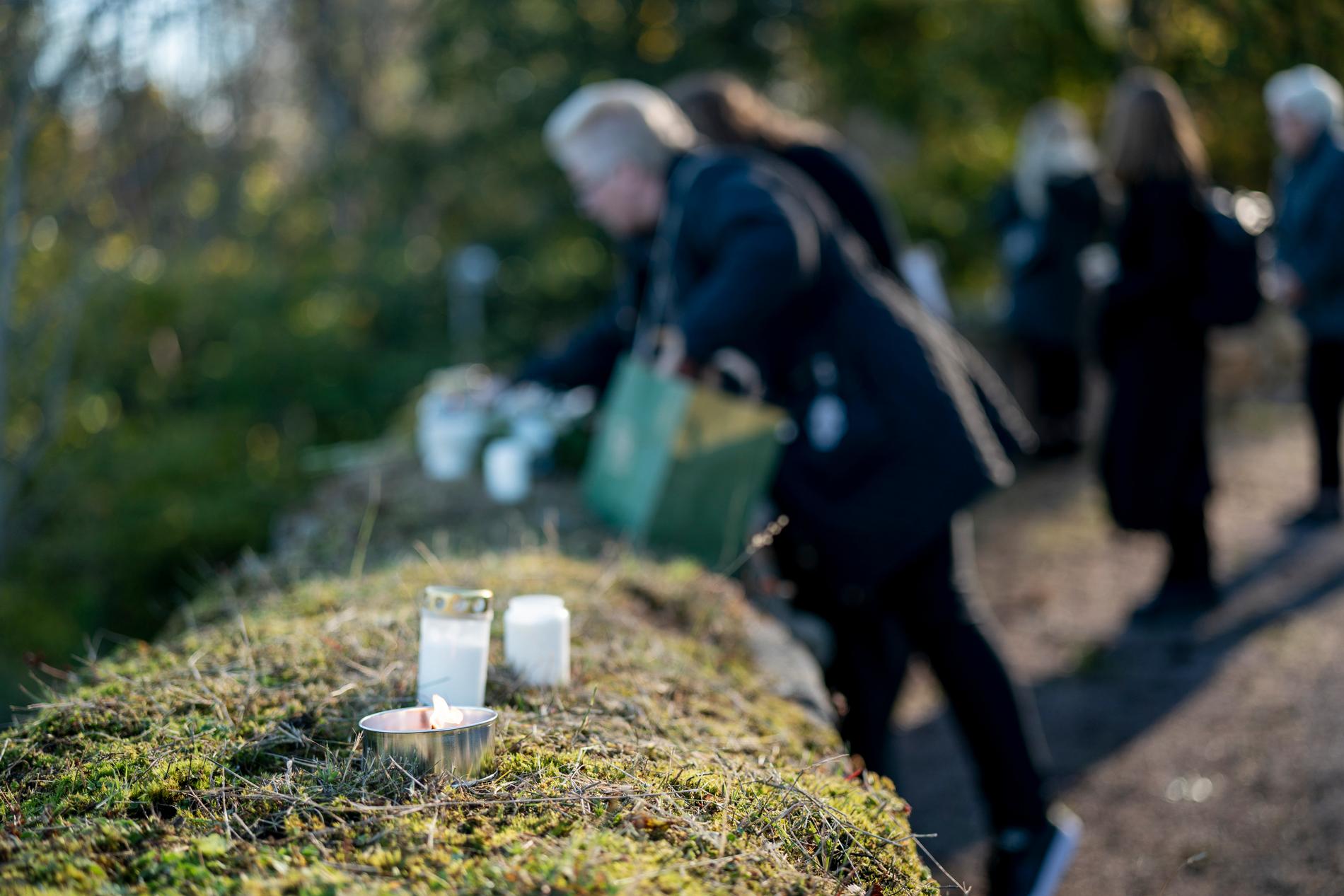 Tända ljus på kyrkogårdsmuren vid minnesgudstjänster för Wilma i Herrestads kyrka förra fredagen. I dag dömer hovrätten hennes pojkvän till 18 års fängelse för mord.