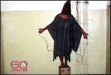 Irakiska fångar torteras av amerikanska soldater.