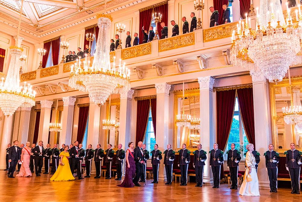 Gästerna är på väg in till galamiddagen på kungliga slottet i Oslo. 