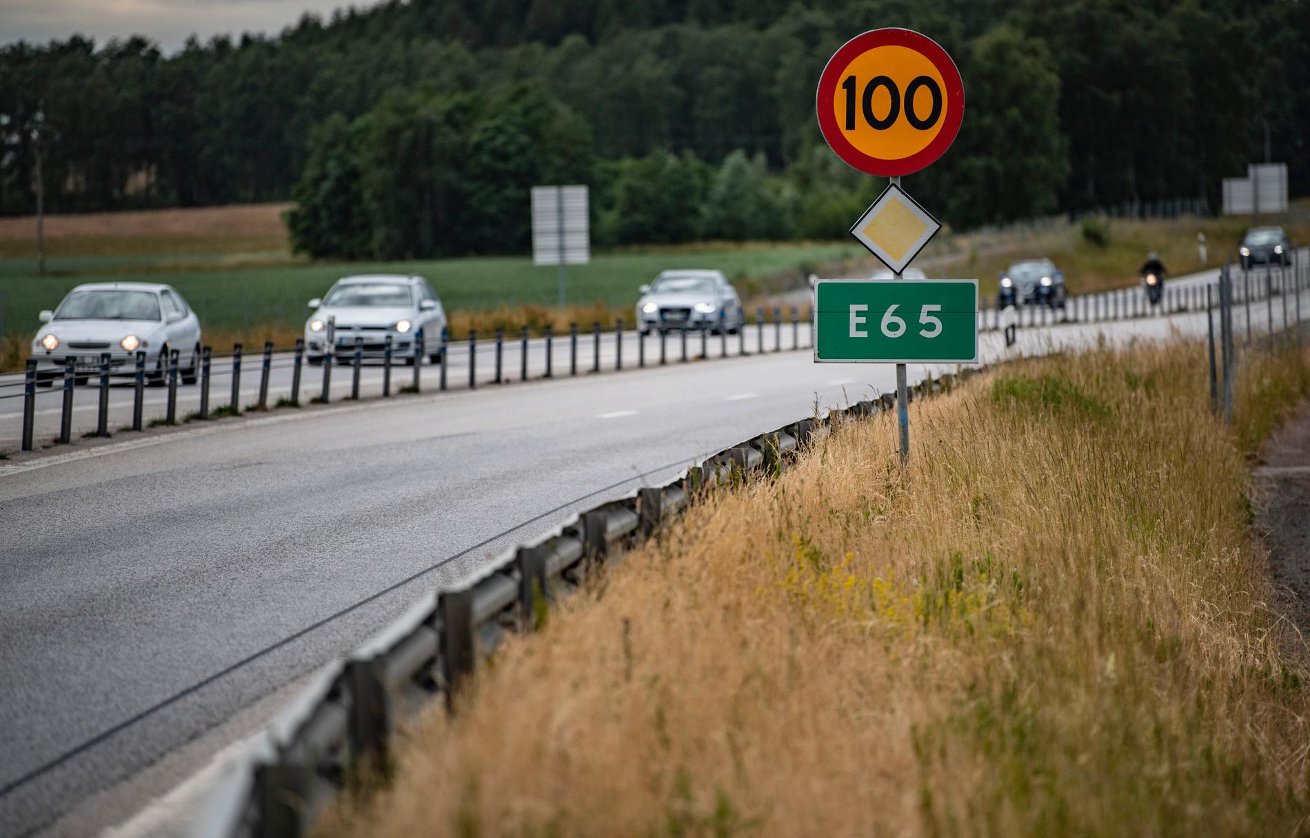 Danska bilar har angripits med sten i Skåne i ett par månaders tid. Tre fordon attackerades med sten bara under onsdagen.
