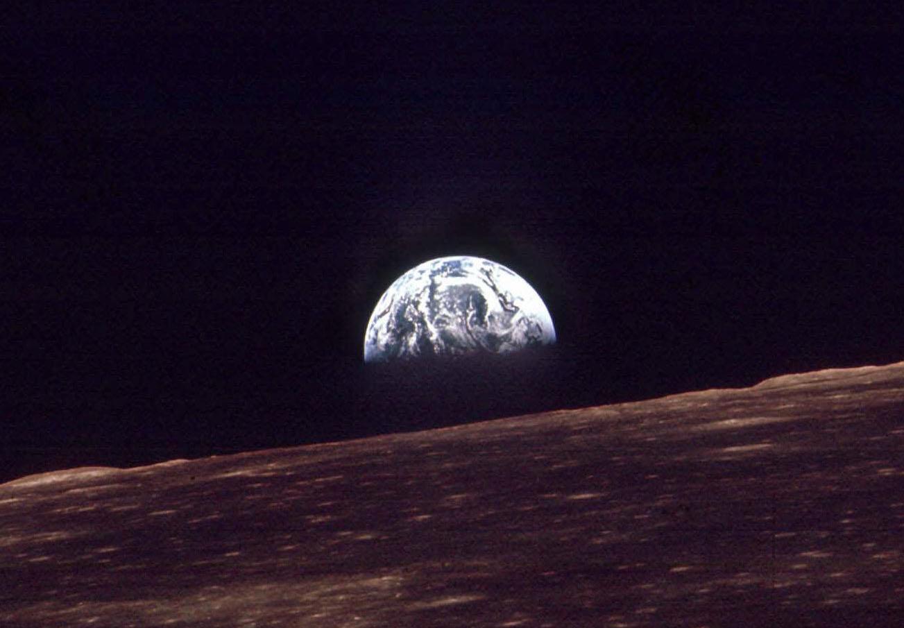 En bild av jorden som togs från Apollo 8 i december 1968, under den färd då en bemannad rymdfarkost för första gången rundade månen, ett halvår före själva månlandningen.
