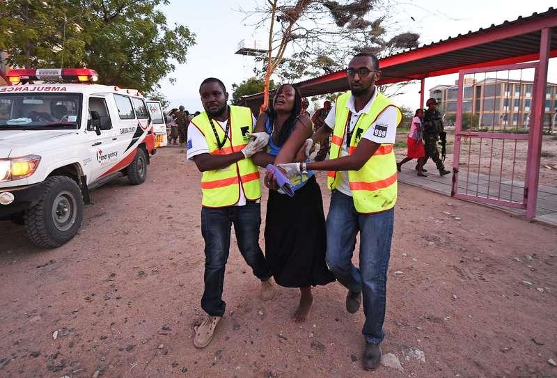 Förtvivlade familjer  Chockade och sörjande anhöriga fick tas omhand av sjukvårdare efter att ha identifierat offer för massakern vid universitetet i Garissa. 148 människor, de flesta studenter, dödades på skärtorsdagen av den somaliska extremistiska islamiströrelsen al-Shabaab. Överlevande säger att terroristerna ljög om att ungdomarna skulle skonas om de kom ut. Många gick på bluffen - och avrättades iskallt.