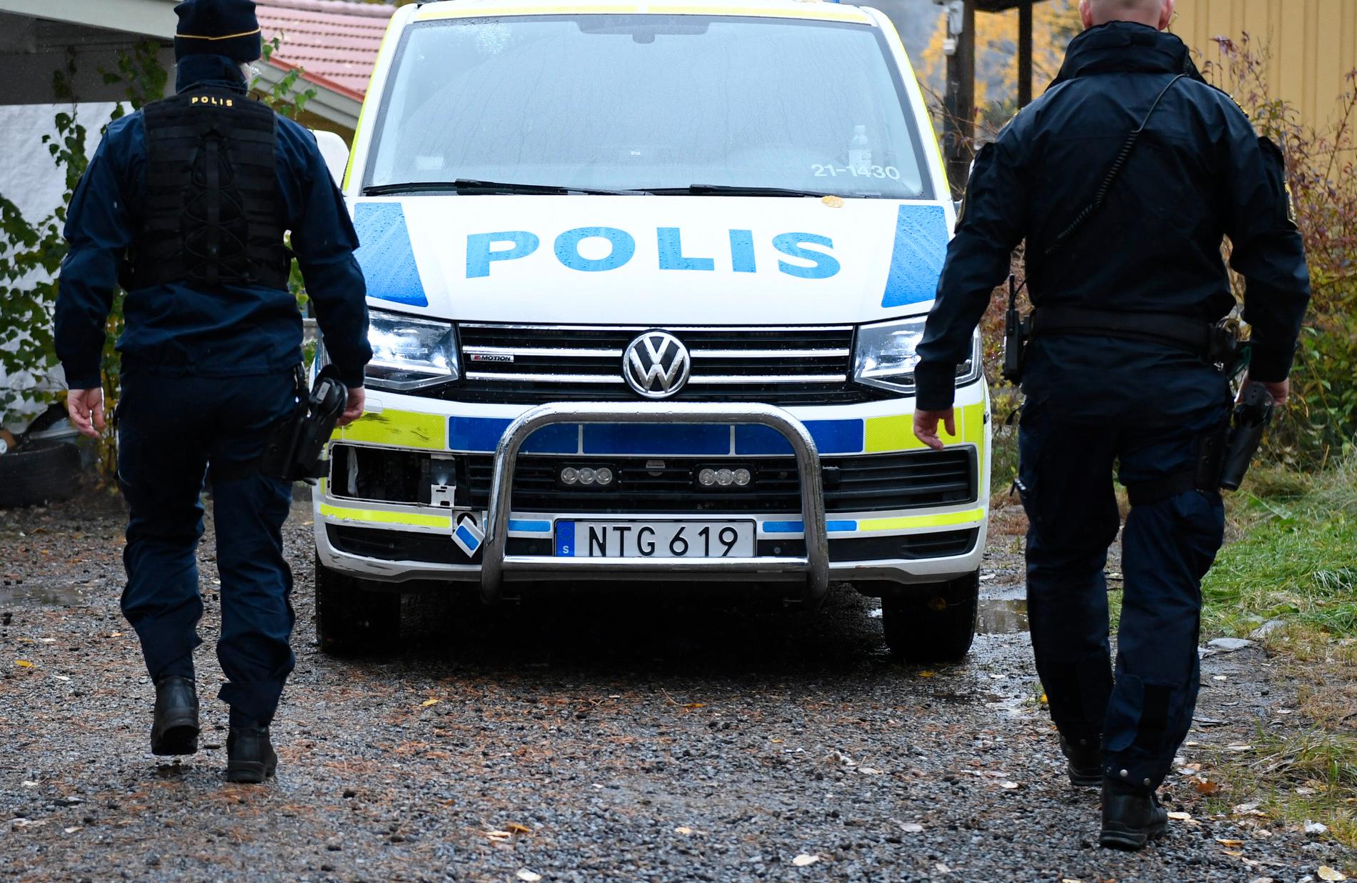 Polisen undersökte en sommarstuga i Nacka i södra Stockholm som en möjlig mordplats.