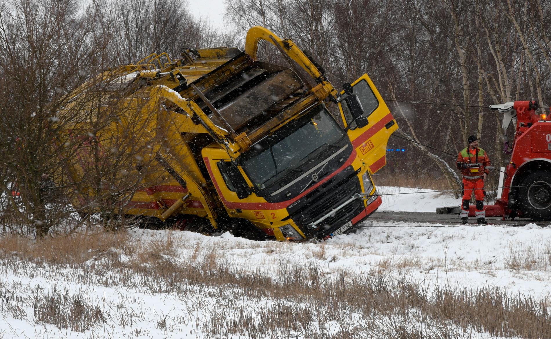 Ett antal avåkningar och olyckor har inträffat i halkan runt om i Skåne.