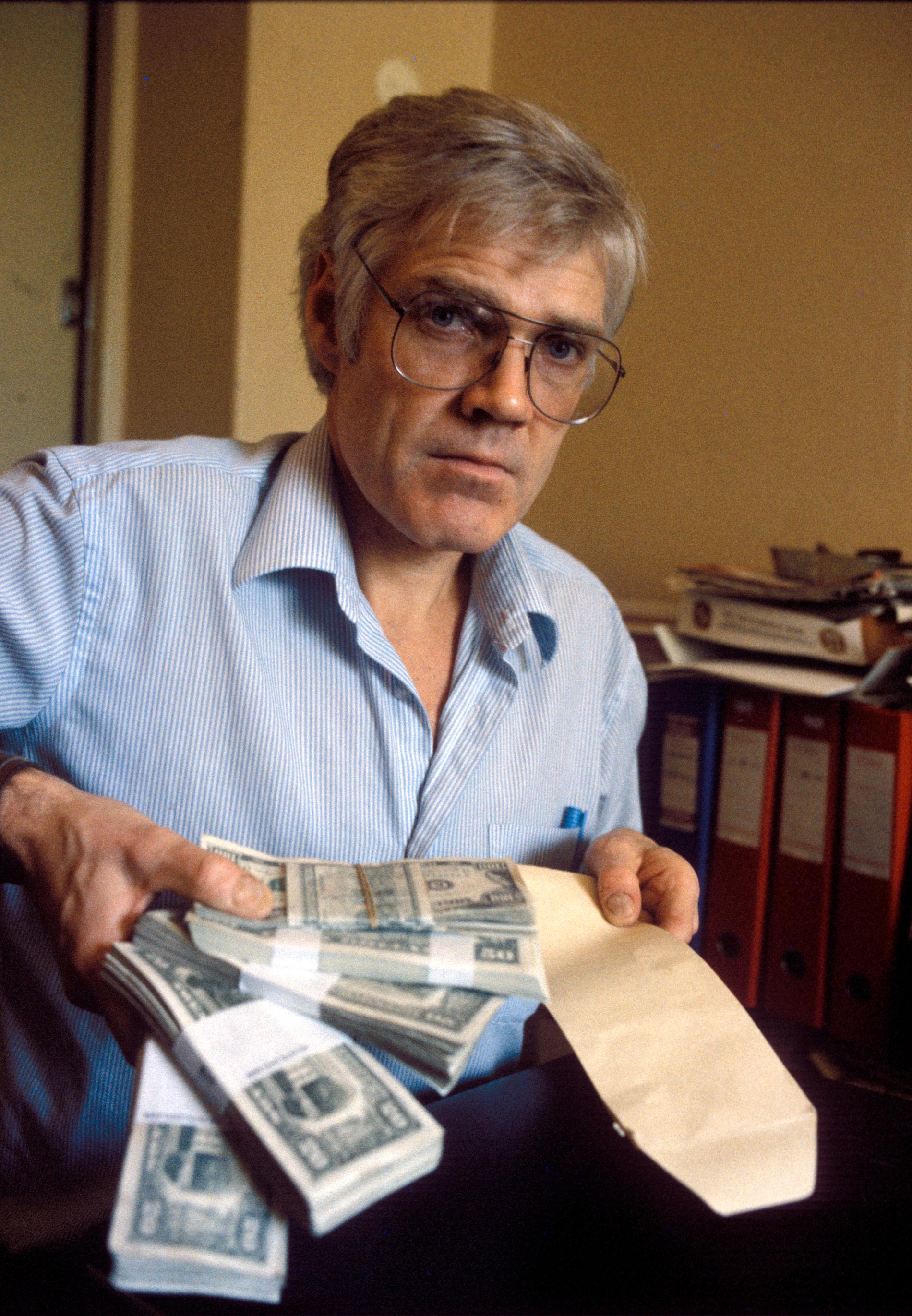 Treholt fotograferad med en hög med pengar (ref. det så kallade ”pengabeviset” i samband med åtalet och rättegången) i Ila länsfängelse den 15 oktober 1985. 
