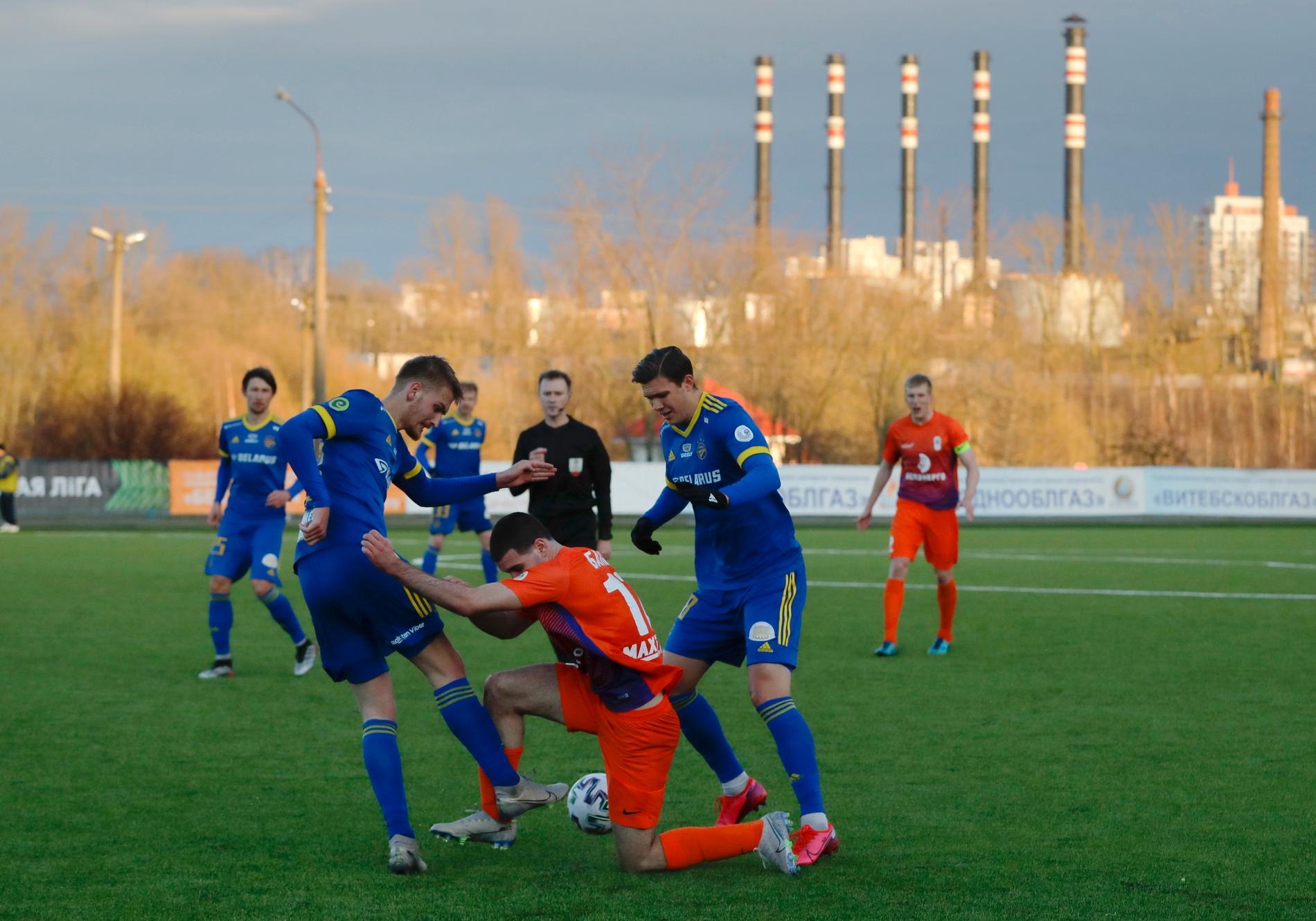 I Vitryssland rullar fotbollen på som vanligt, här en bild från matchen mellan Energetik-BGU och Bate Borisov. Arkivbild.