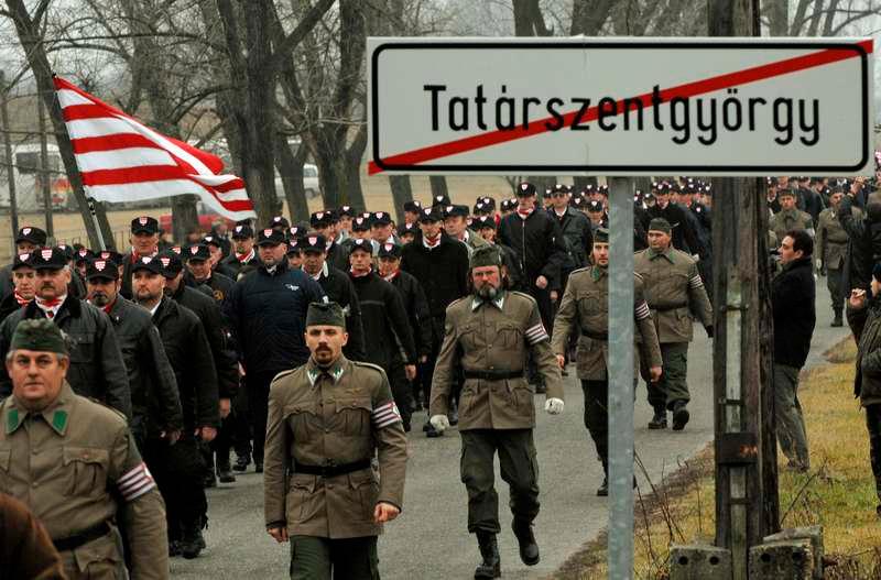 Det numera förbjudna Ungerska gardet hade nära band till det partiet Jobbik som hetsar mot judar och romer. Att personer med dessa åsikter prisas av Ungerns regering är oacceptabelt.