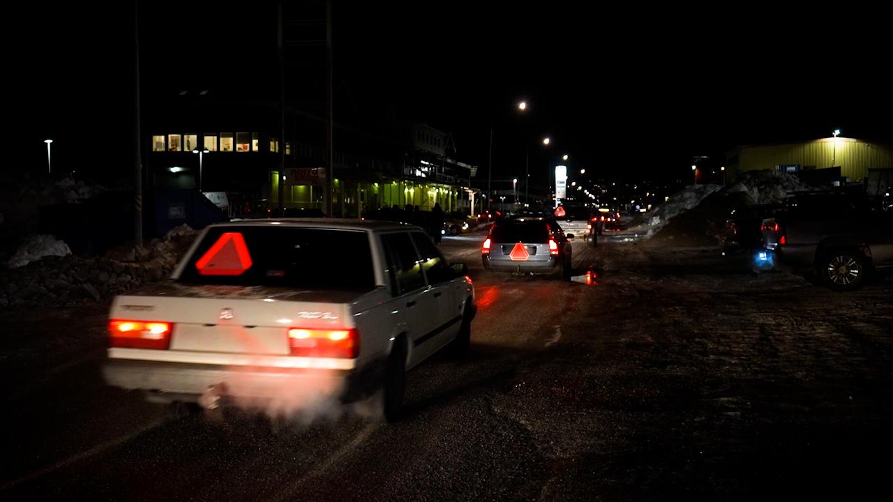 Mängder av epabilar kör genom Örnsköldsvik i natten tillsammans med Elov & Beny.