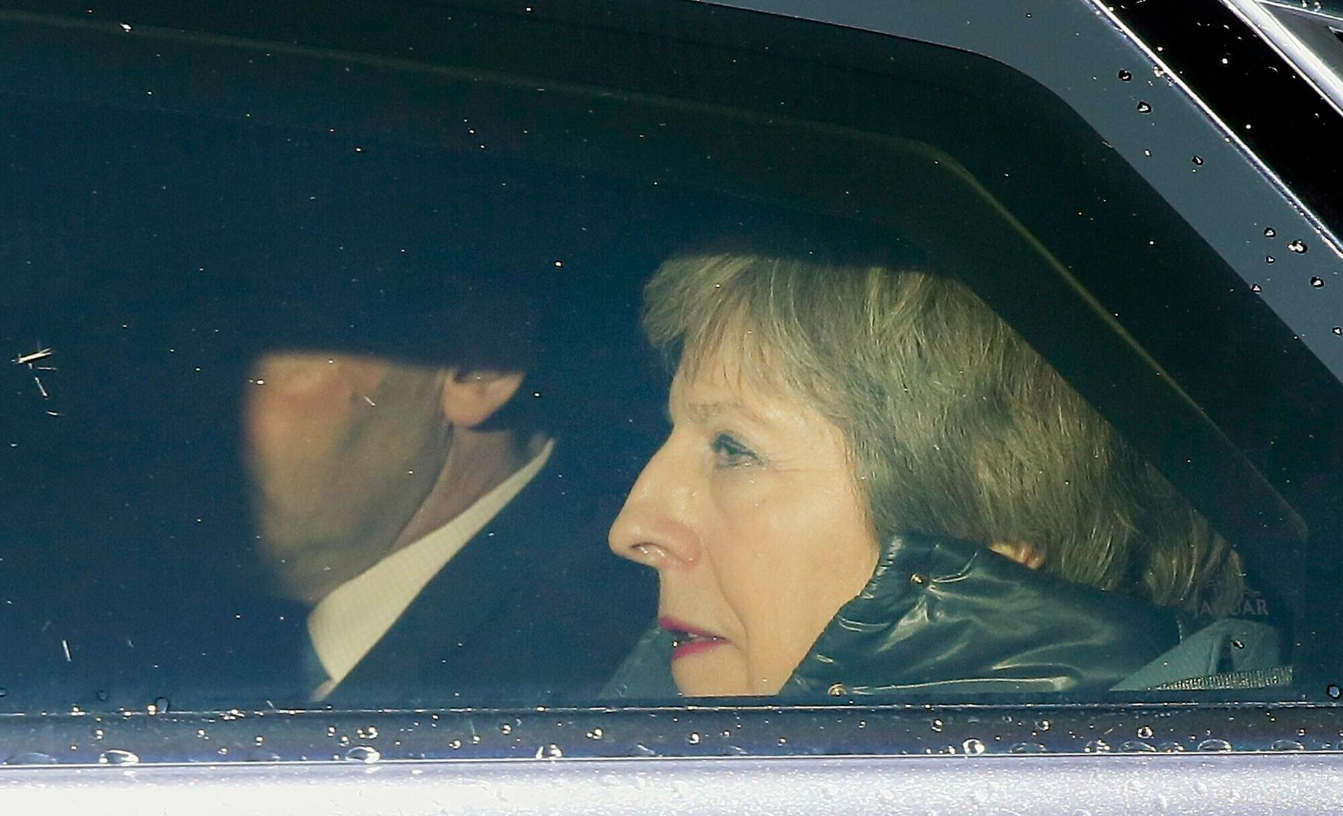Theresa May på väg till omröstningen i parlamentet under tisdagkvällen.