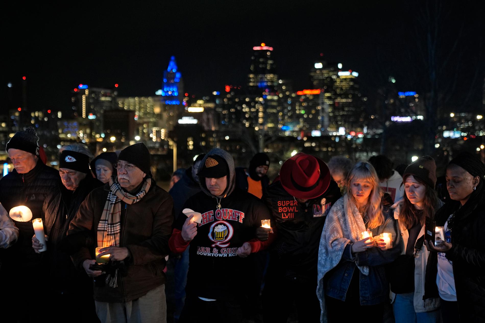 En minnesceremoni för att hedra offren för skjutningen i Kansas City.