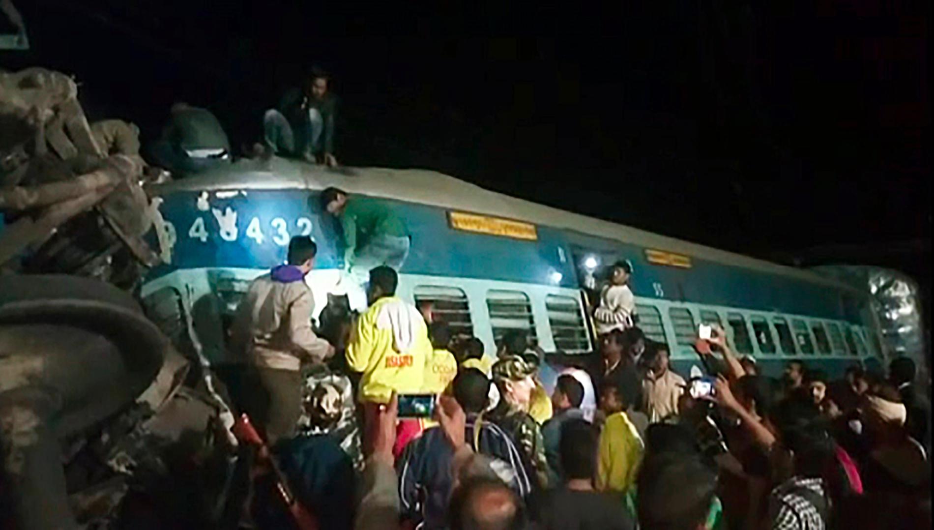 Minst 32 personer har dött i tågolyckan i Indien.