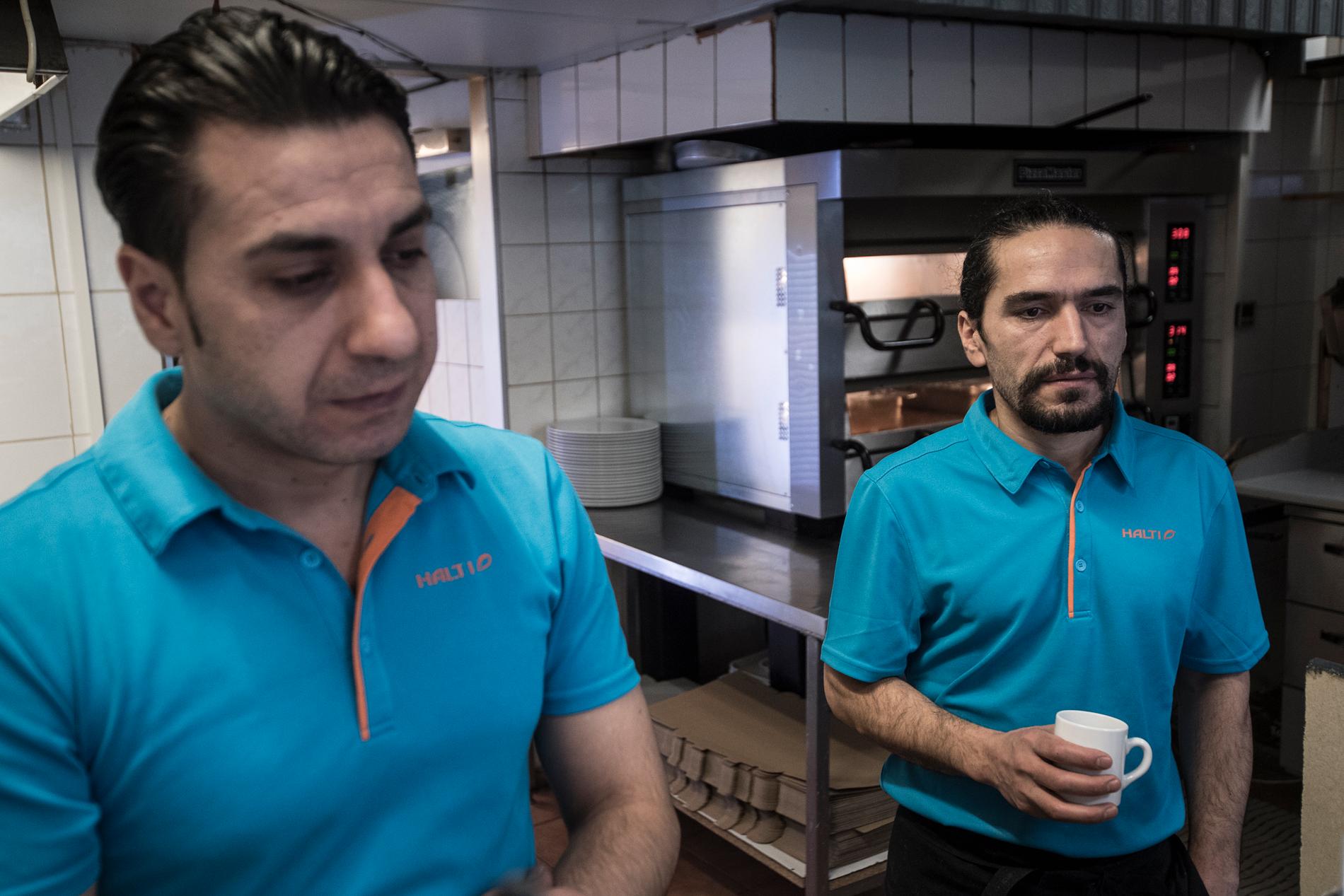 Hasan Saegsal, 33 och Geronimo Jamir, 43, är ledsna för det som hände. De jobbar på en pizzeria i bara några meter från mordplatsen.