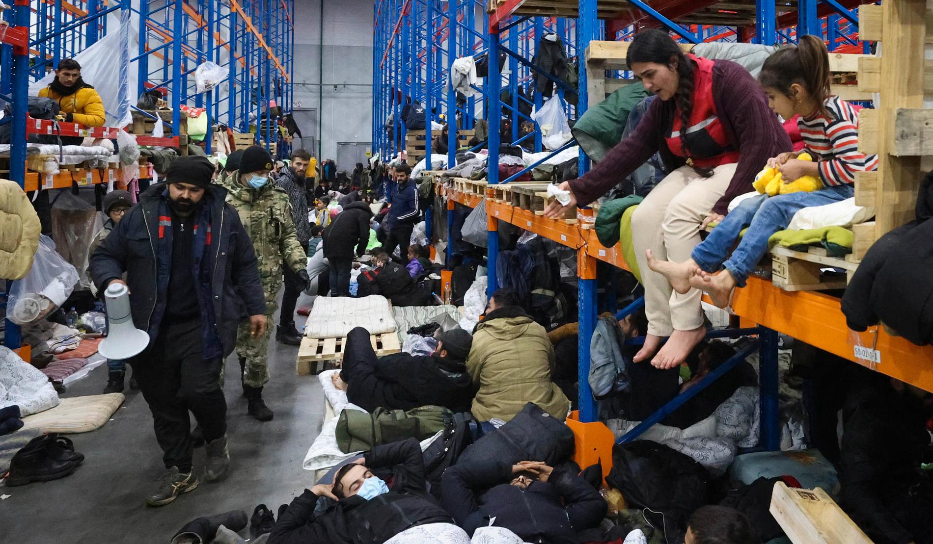 Flyktingar placerade vid en anläggning nära Grodno på Belarusiska sidan av gränsen.