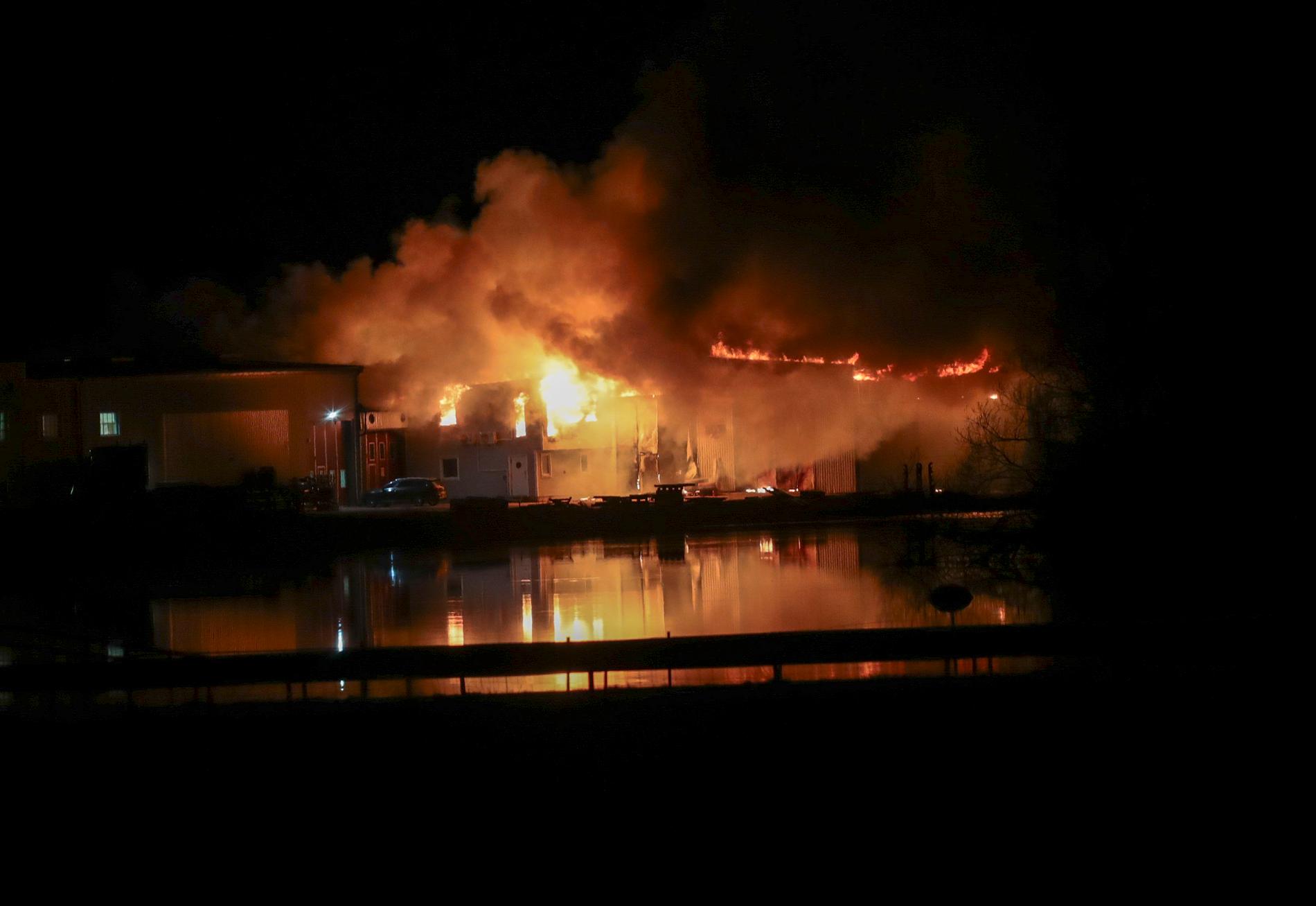 En kraftig brand utbröt i ett garage utanför Mjölby natten till torsdag.