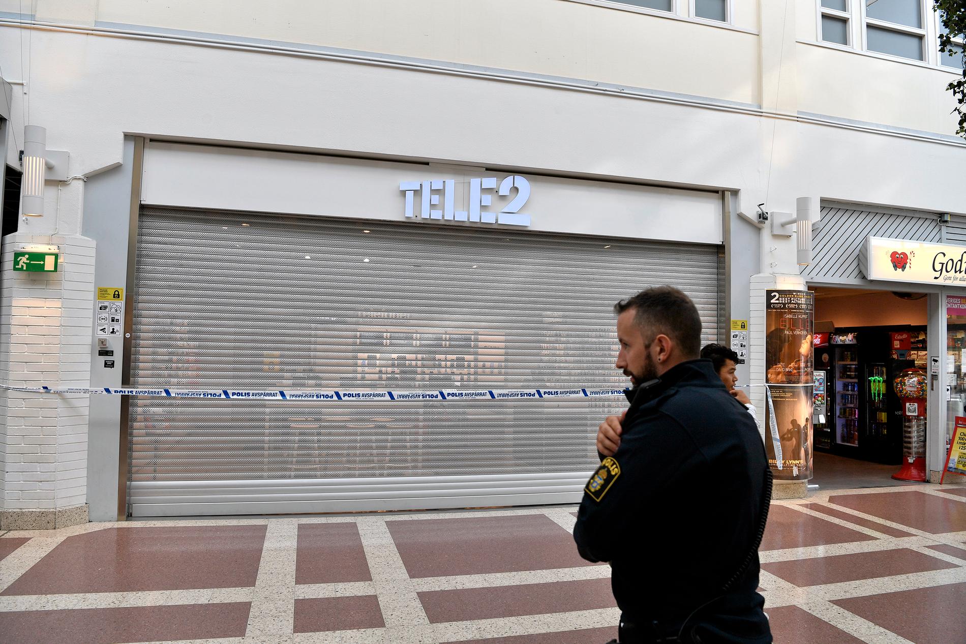 En telefonbutik rånades i Bålsta Centrum på måndagen.