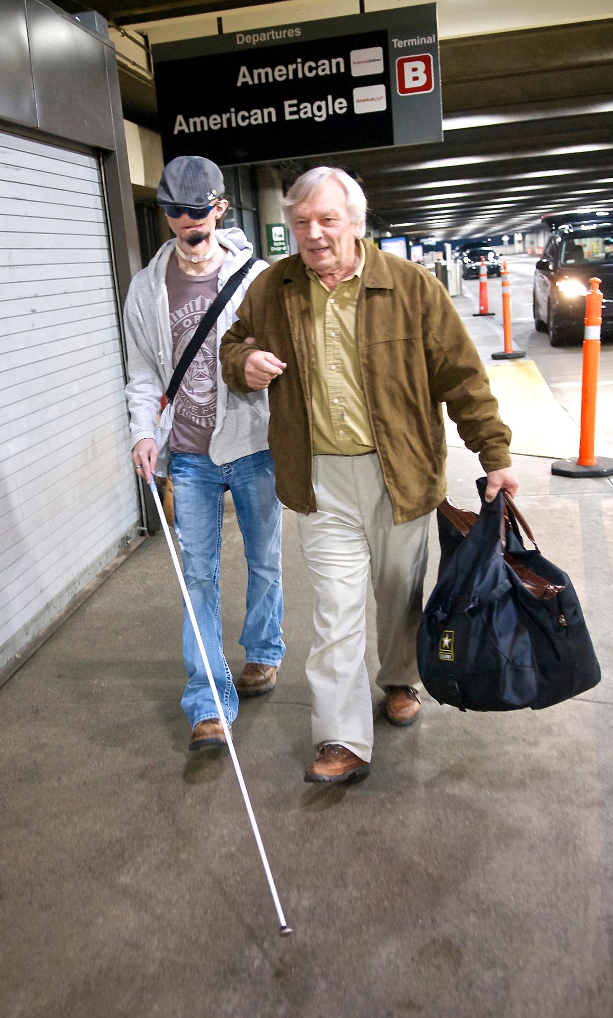 Dallas Wiens på väg till sjukhuset i Boston, tillsammans med sin farfar Del Peterson.