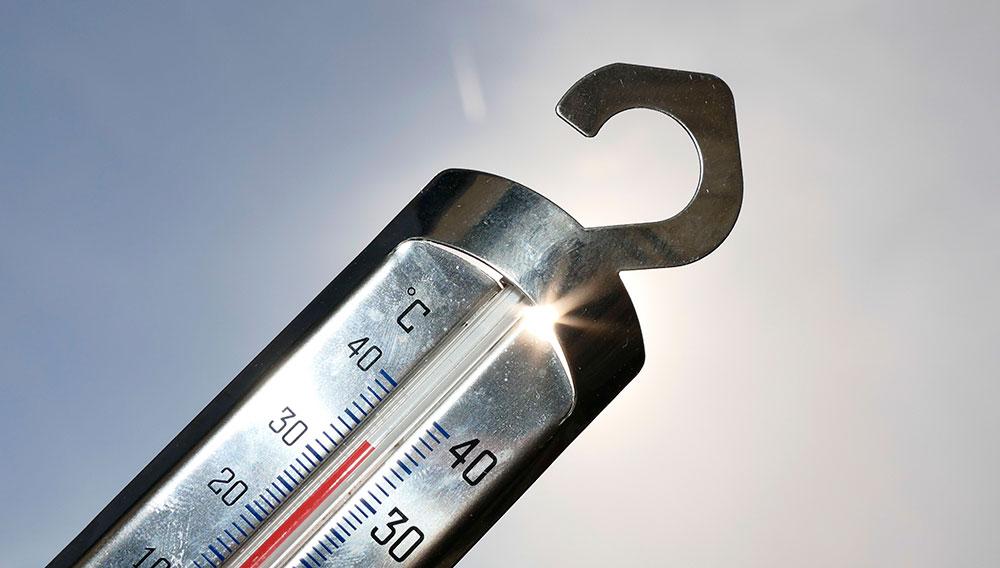 En termometer visar 34 grader i Malmö 2018.