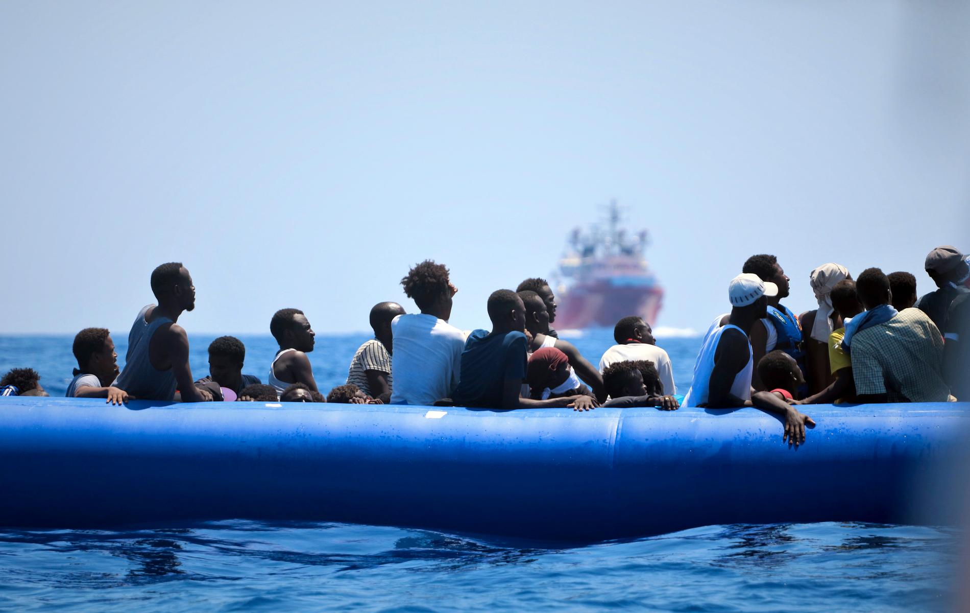 Migranter på Medelhavet väntar på hjälp. Arkivbild.