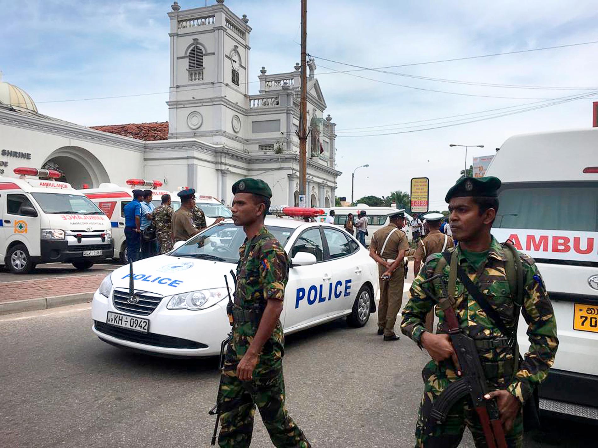 Polis vid kyrkor i Colombo.