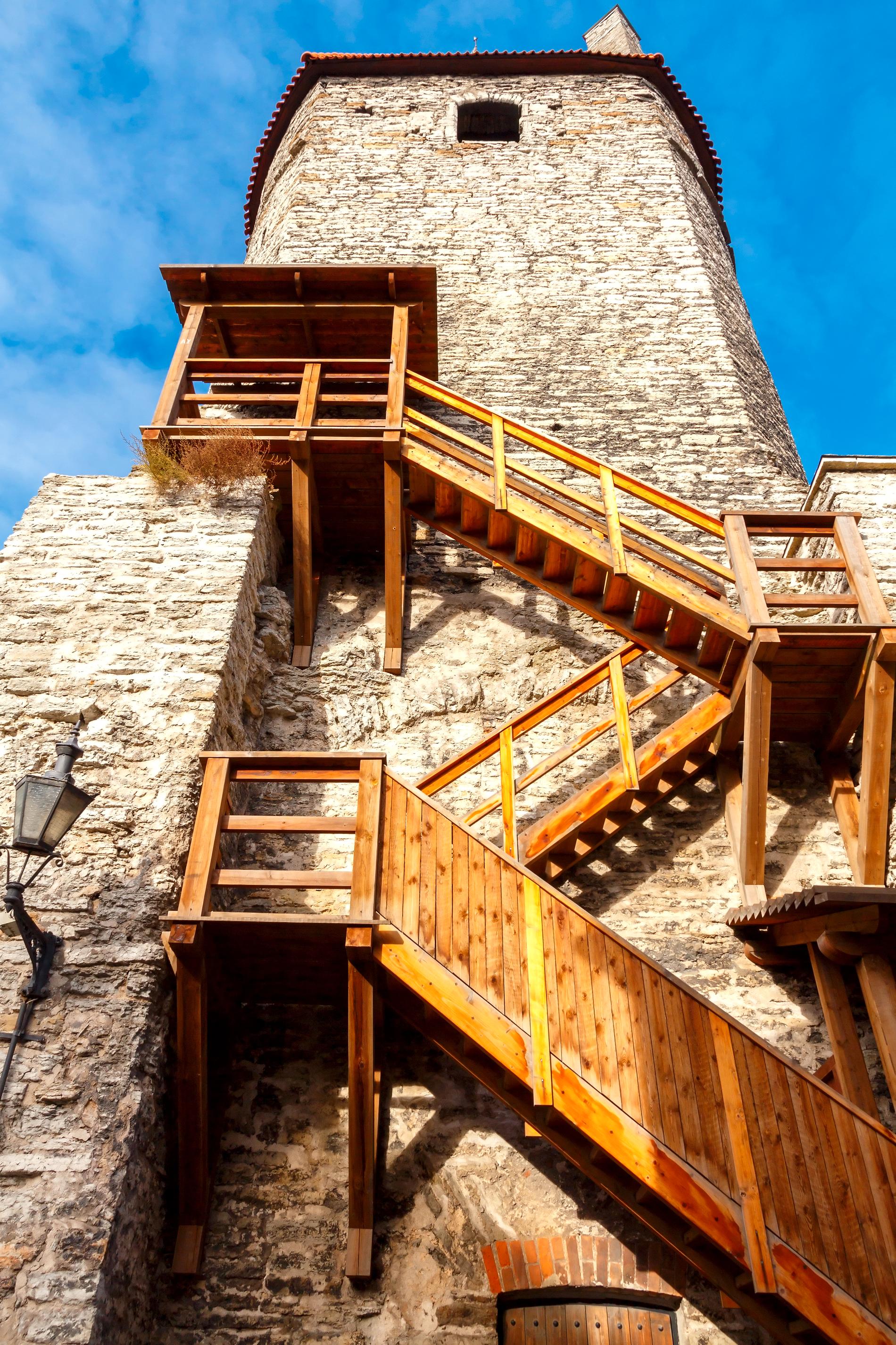 I Gamla stan i Tallinn finns gott om torn, trappor, valv och annat historiskt att upptäcka för både stora och små. 
