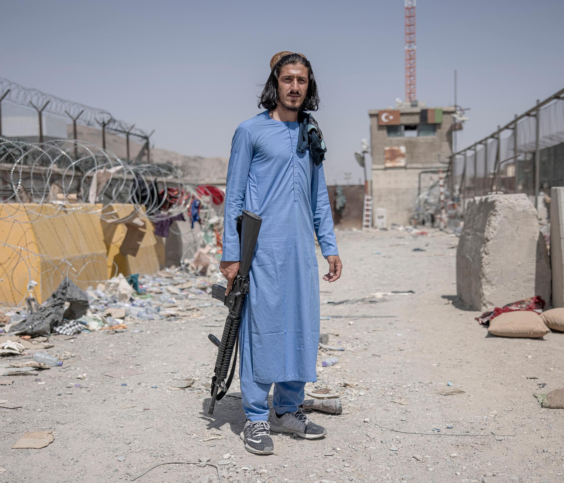 Talibankrigaren Hajim Moham, 20, eskorterar oss längs flygplatsen i Kabul.
