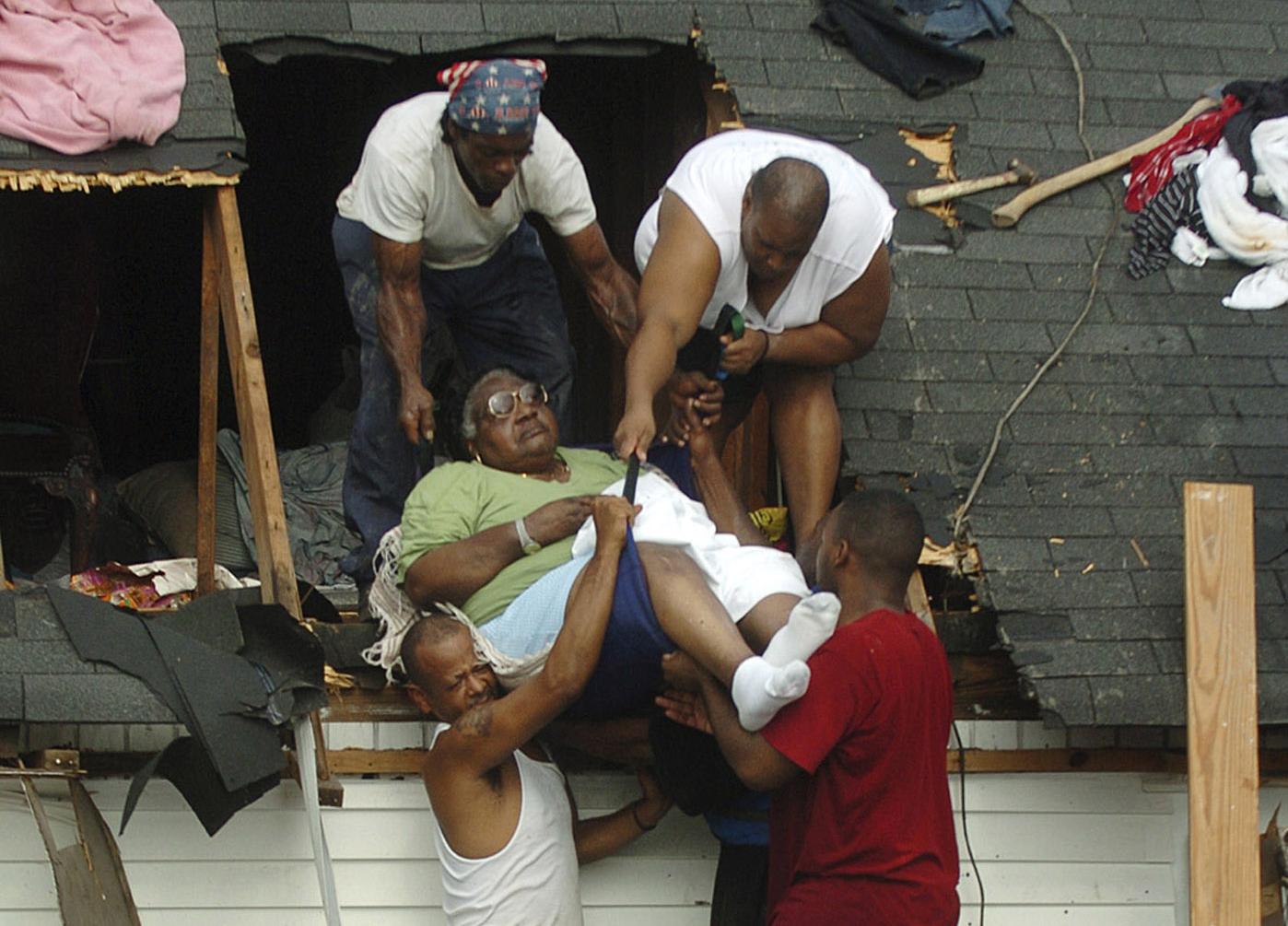 73-åriga Grace White lyfts ut från sitt raserade hem av hjälpande händer efter Katrina-katastrofen i New Orleans 2005. Rutger Bregman visar i ”I grunden god” hur människor hjälps åt, snarare än tänker på sig och sitt.