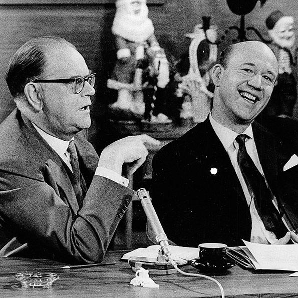 Tage Erlander med Lennart Hyland i tv-programmet ”Hylands hörna” 1962.
