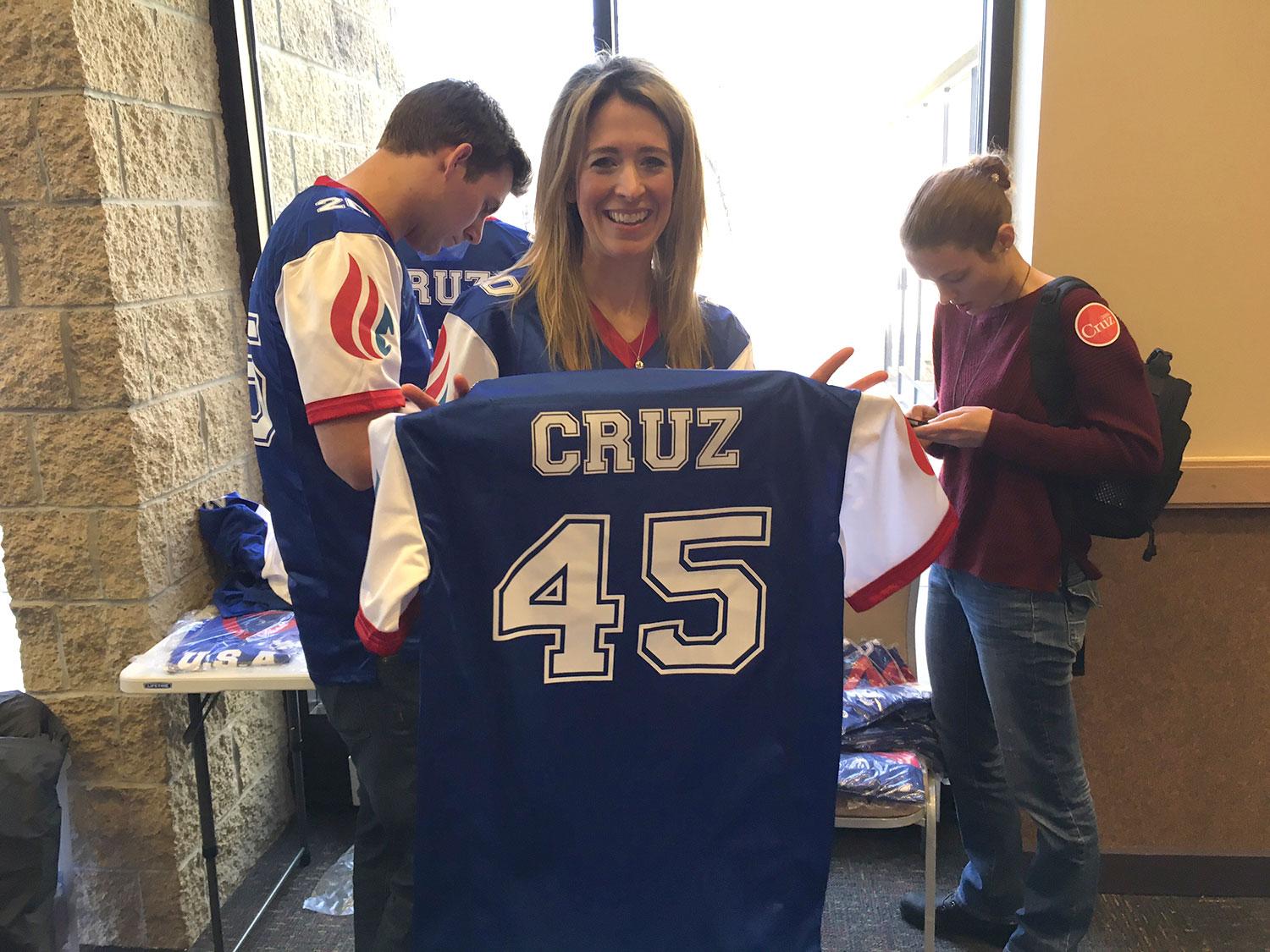 En kvinna säljer blå tröjor med siffran 45 på bröstet och Cruz namn på ryggen. ”Han kommer att bli USA:s 45:e president”, säger hon.