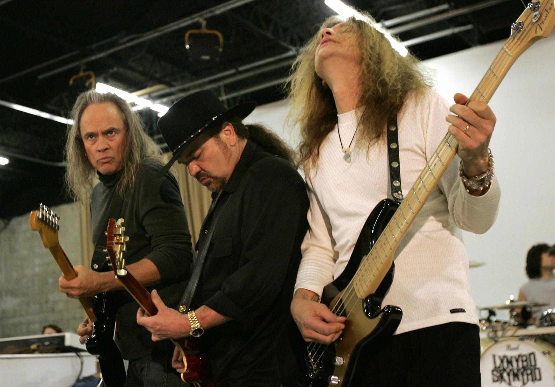 Medlemmar i bandet Lynyrd Skynyrd år 2005. Från vänster: Rickey Medlocke, Gary Rossington och Ean Evans.
