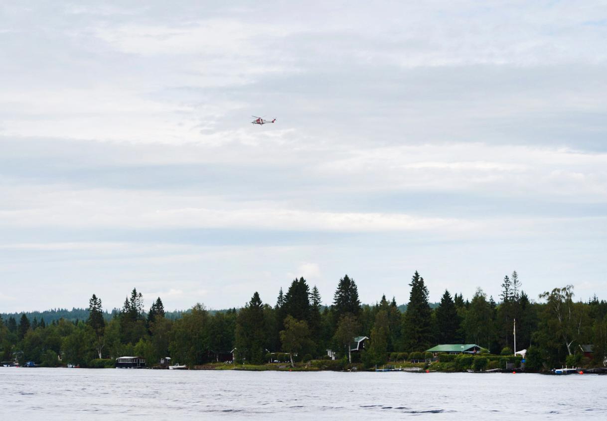 En räddningshelikopter ovanför olycksplatsen vid Storsandskär, vid Umeälven.
