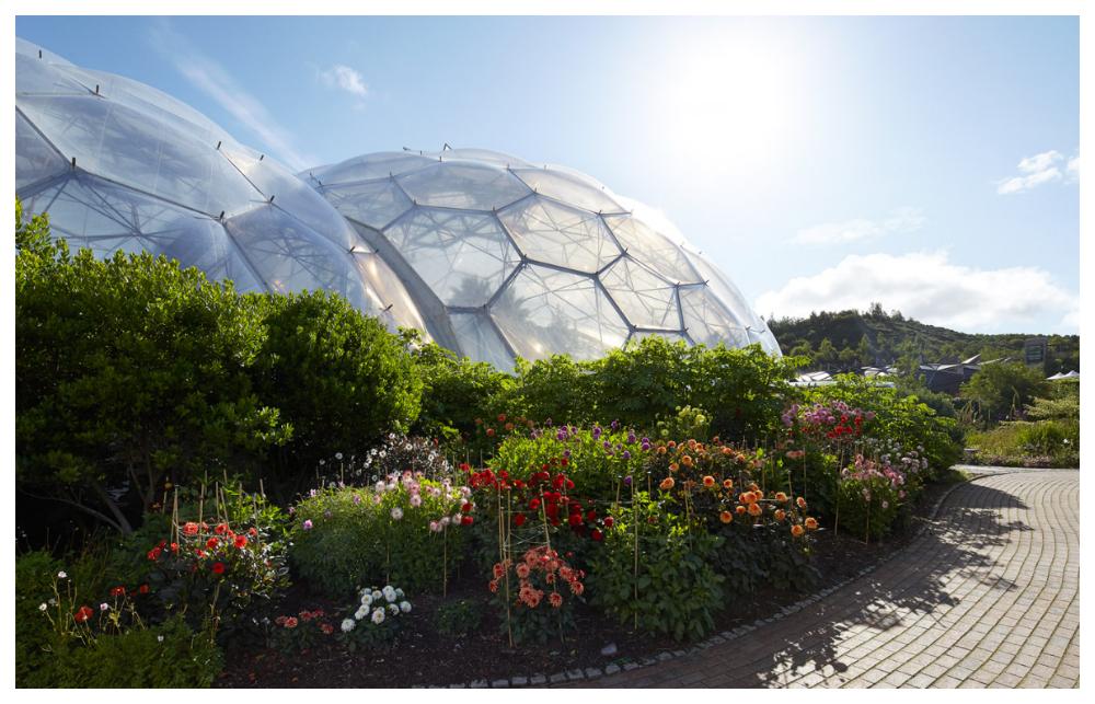 Utanför bubblorna kan man uppleva en gigantisk botanisk trädgård.