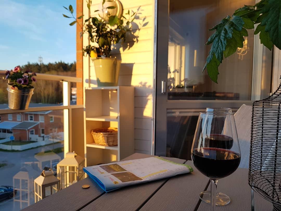 Läsaren Love njöt av kvällsvärmen med ett glas vin och korsord på balkongen.